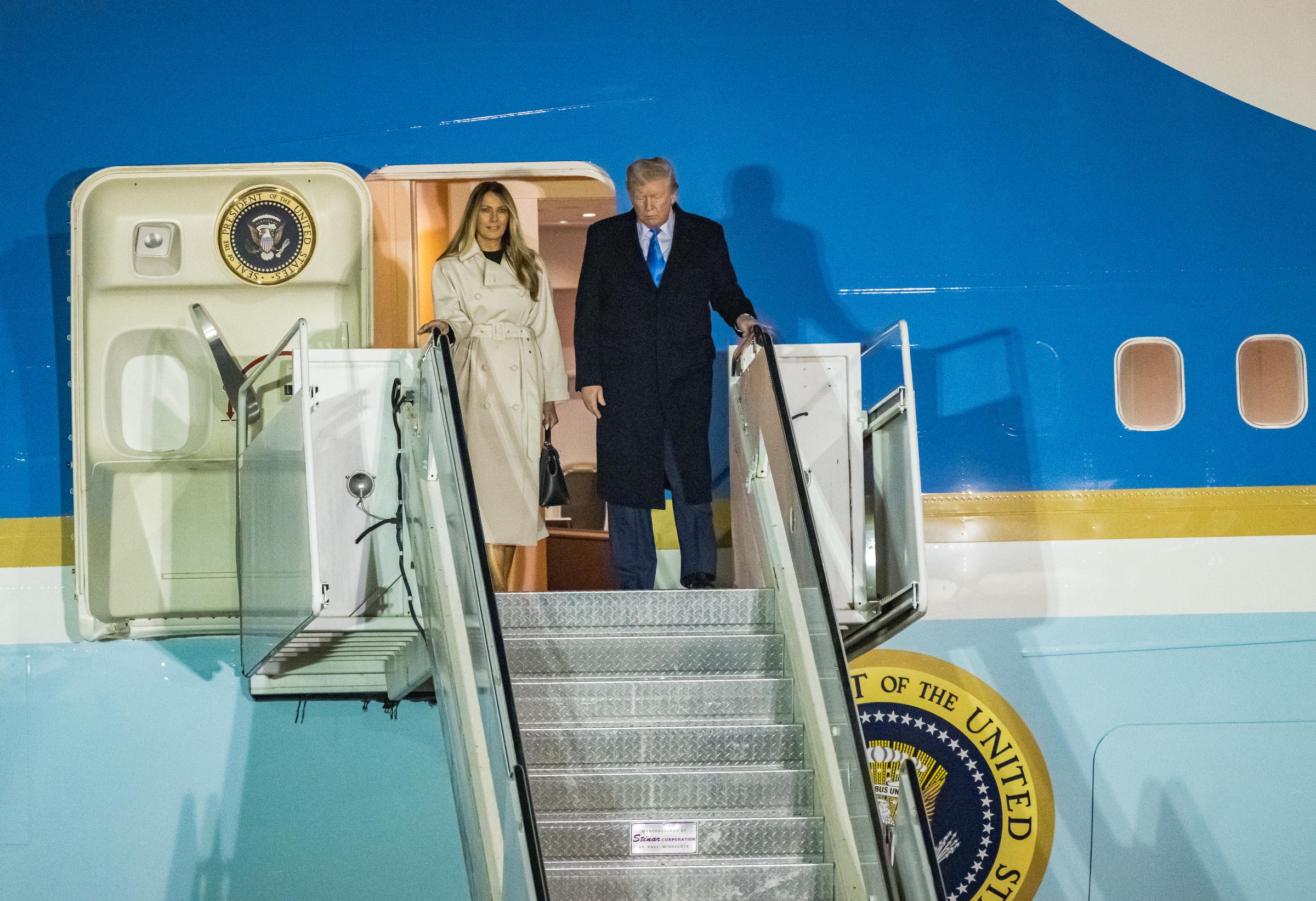 Le président Donald Trump et La Première Dame Melania Trump descendent d'Air Force One à l'aéroport de Fiumicino, le 25 avril 2025, à Rome, en Italie. | Source : Getty Images