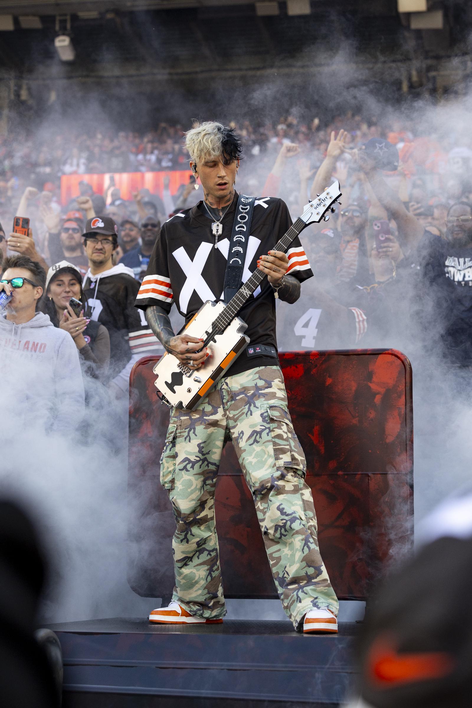 Machine Gun Kelly se produit avant le match à domicile des Cleveland Browns contre les Dallas Cowboys au Huntington Bank Field à Cleveland, Ohio, le 8 septembre 2024 | Source : Getty Images