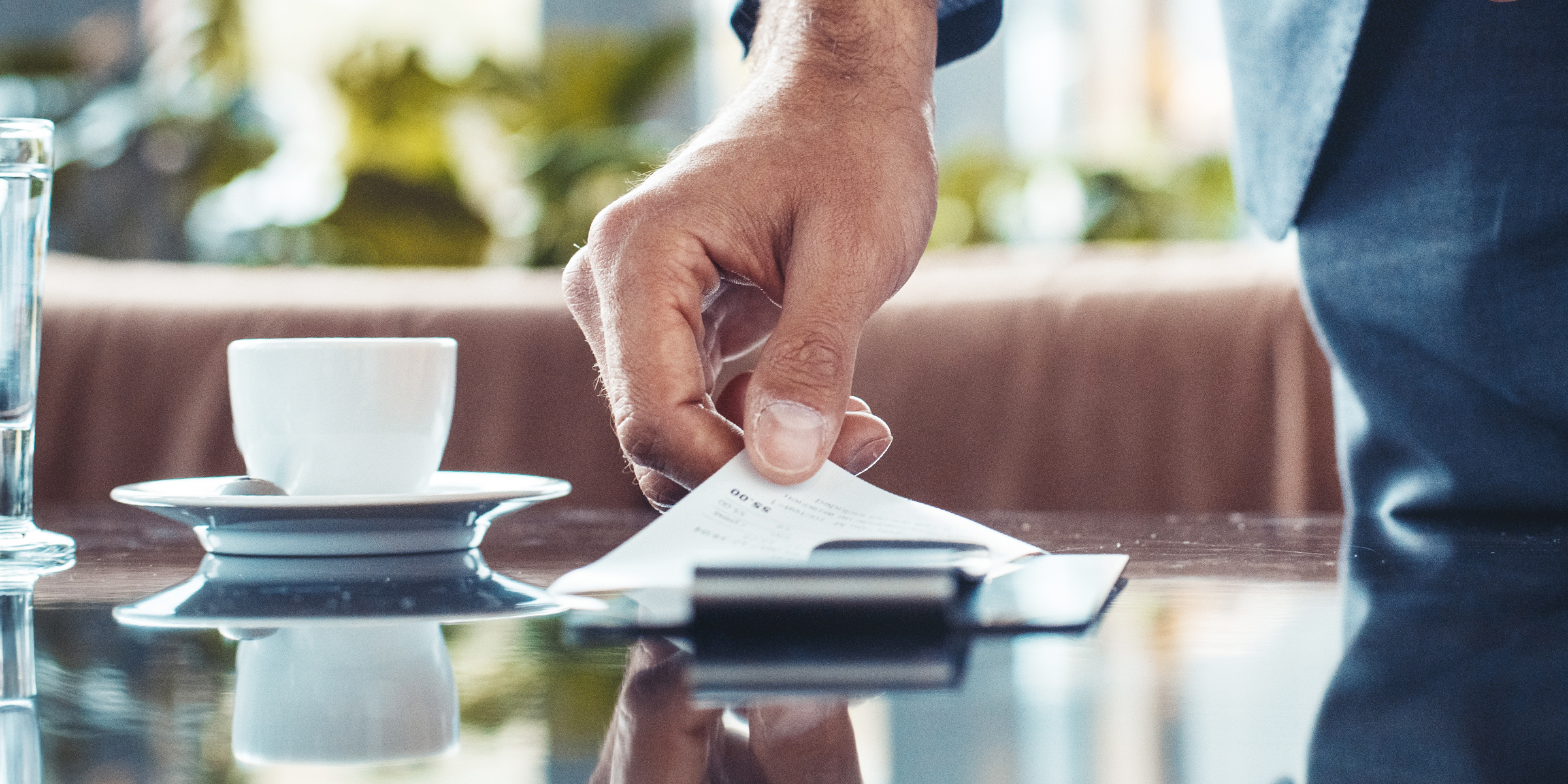 Une addition de restaurant sur une table | Source : Shutterstock