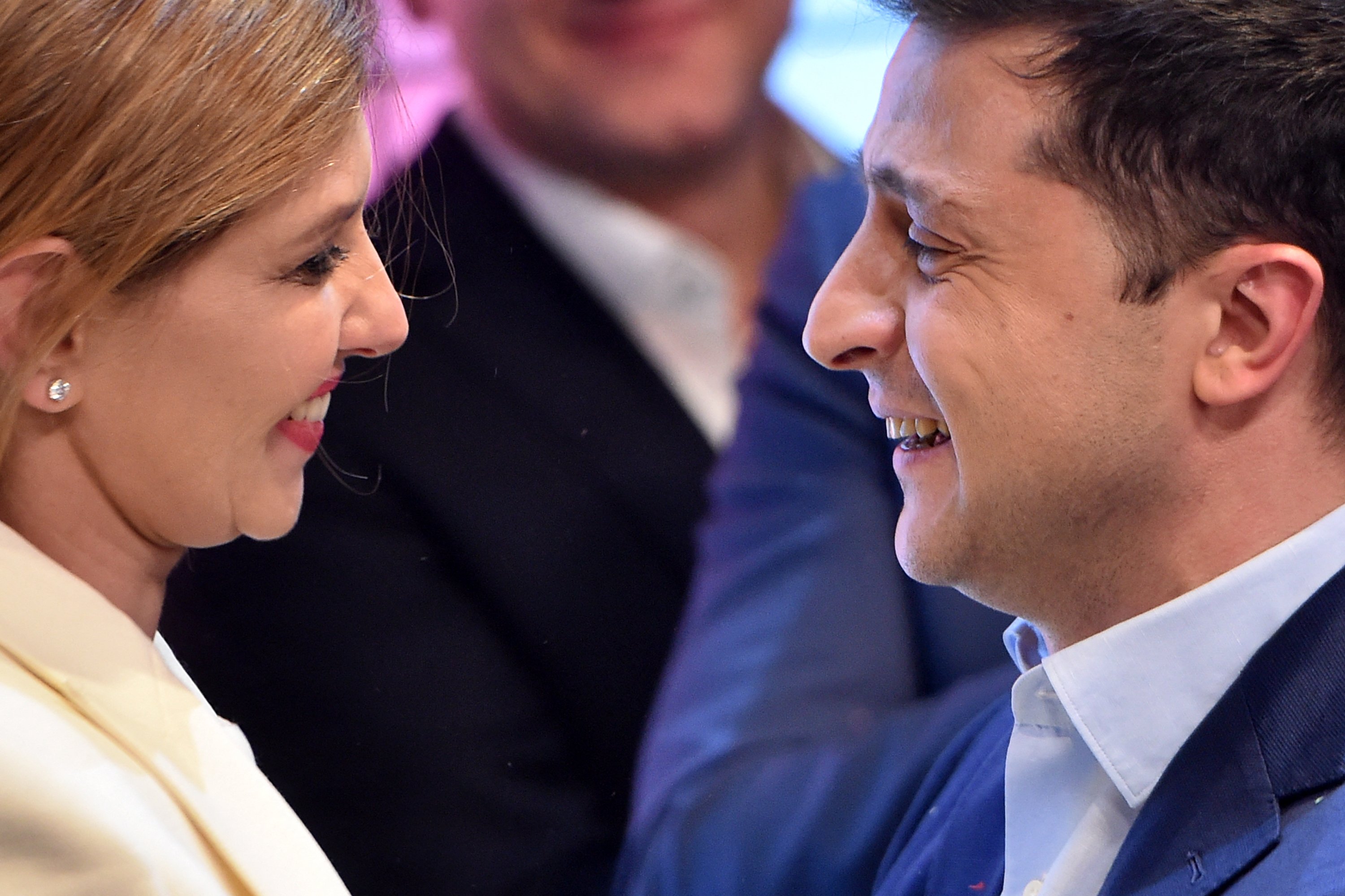 Le candidat à la présidence ukrainienne Volodymyr Zelensky et sa femme Olena au siège de sa campagne à Kiev, le 21 avril 2019. | Source : Sergei Gapon/AFP/Getty Images