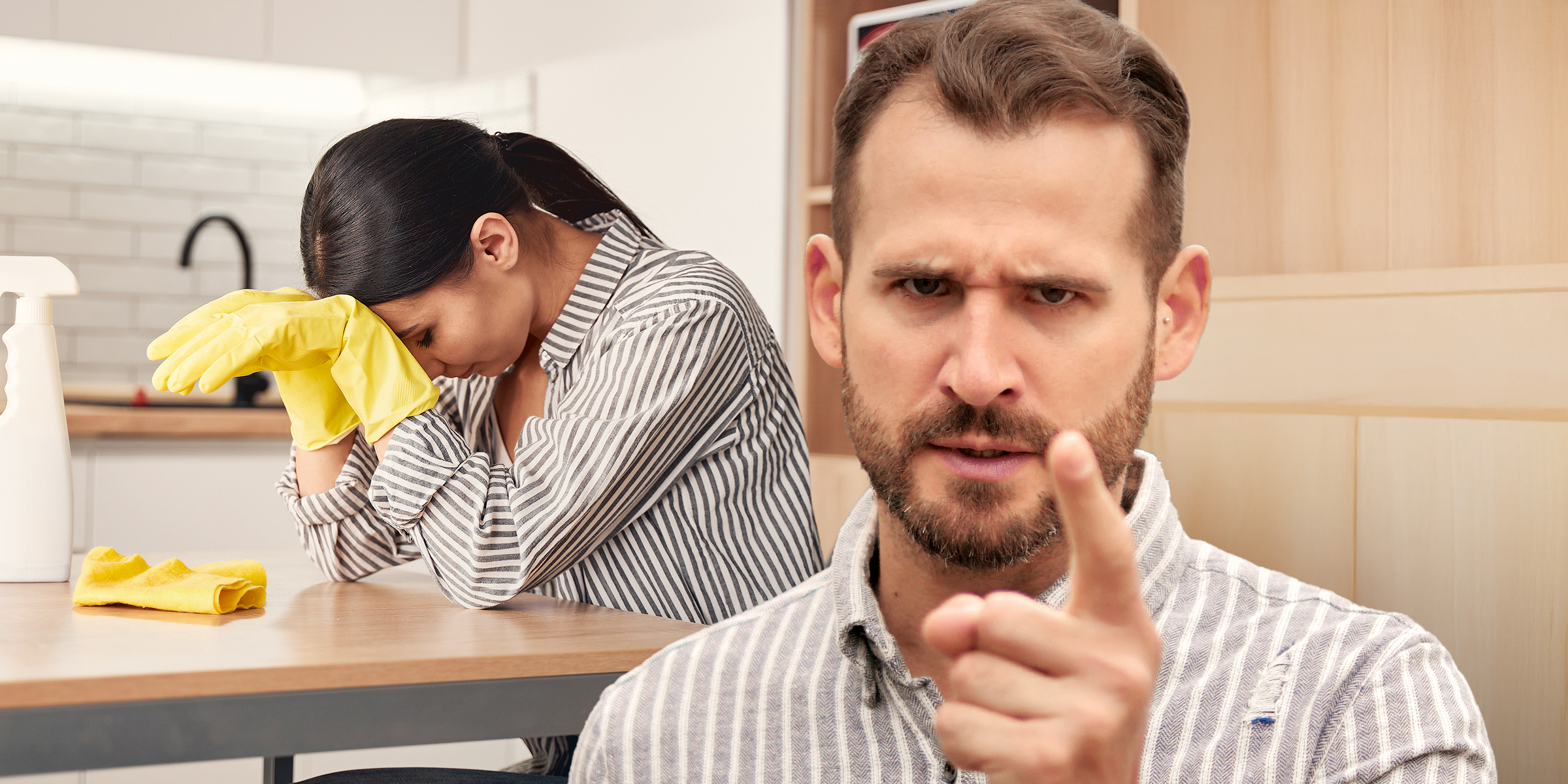 Une femme frustrée qui essaie de faire le ménage pendant que son mari crie | Source : Shutterstock