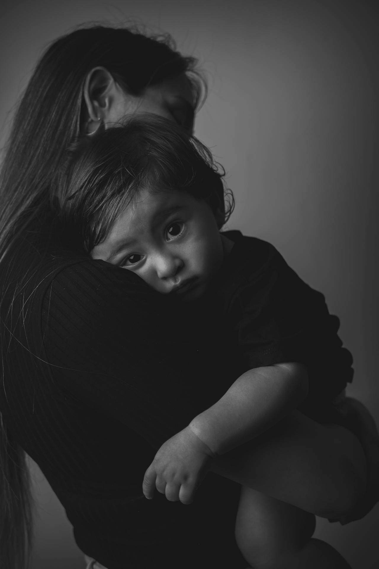 Photo en niveaux de gris d'une mère tenant son enfant | Source : Pexels