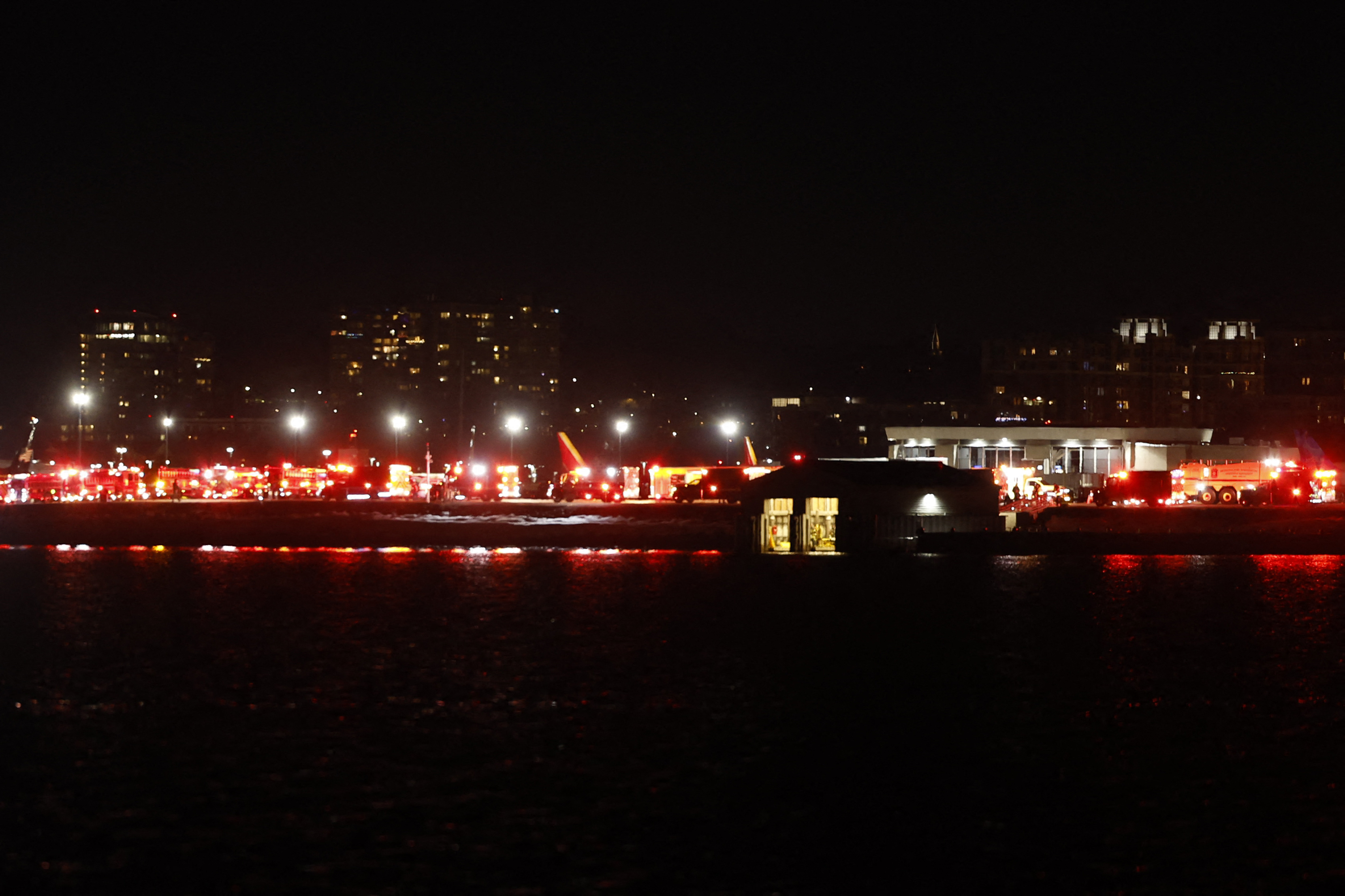 Les lumières des véhicules d'urgence sont visibles à l'aéroport national Reagan de Washington, DC, après un accident d'avion près de la rivière Potomac, le 29 janvier 2025 | Source : Getty Images