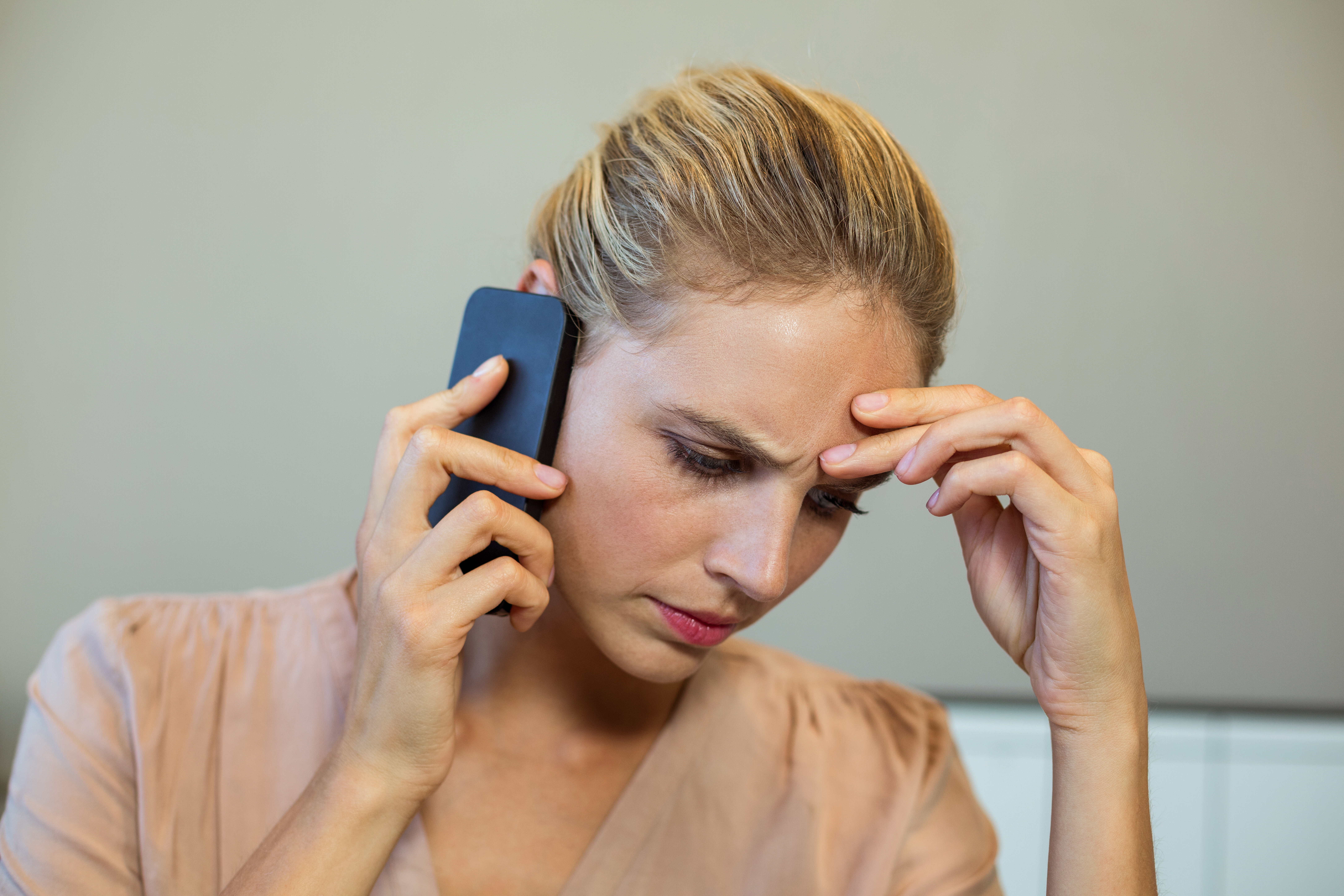 Une femme qui a l'air frustrée alors qu'elle est au téléphone | Source : Shutterstock
