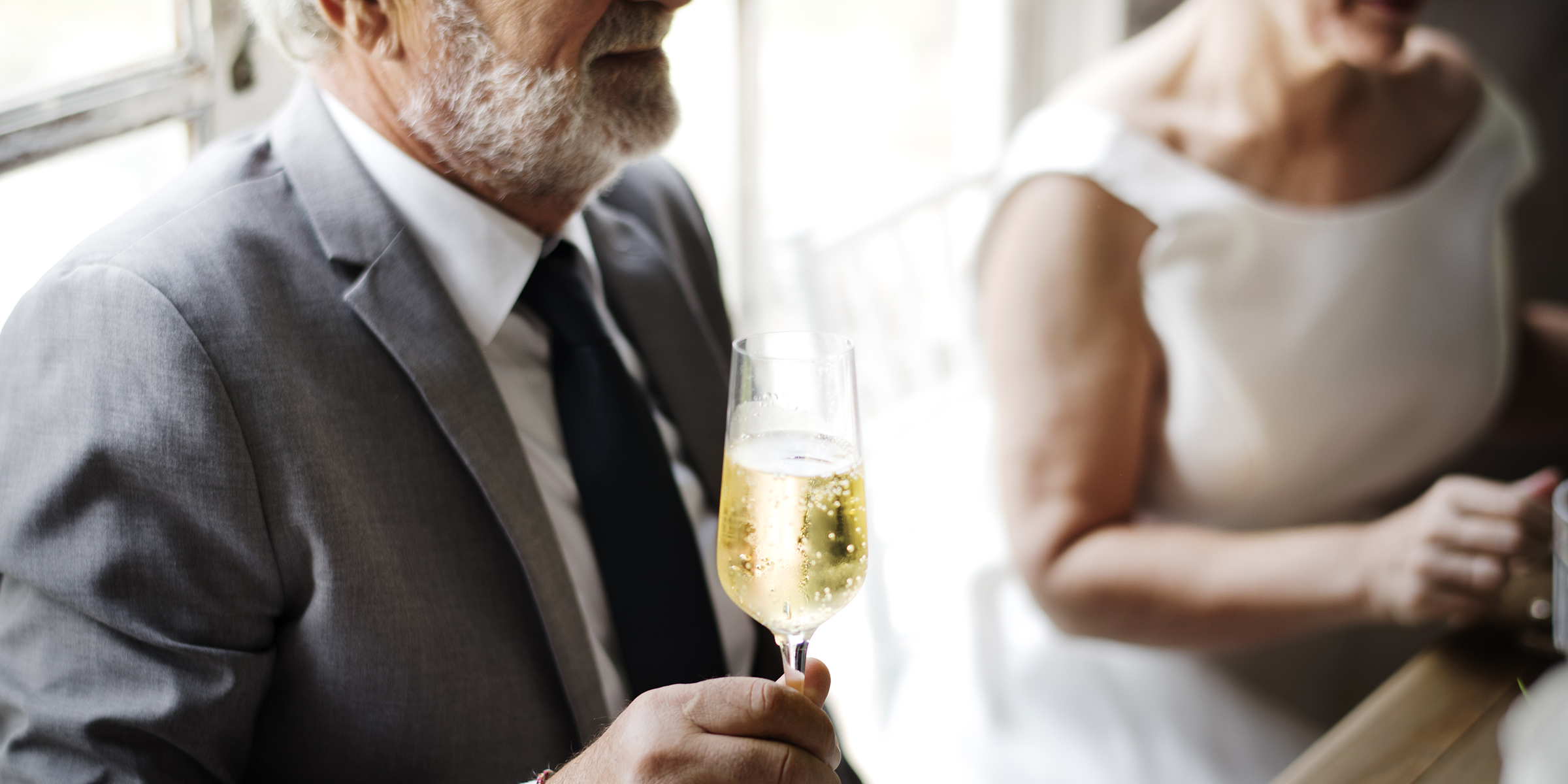 Un homme tenant une flûte de champagne | Source : Shutterstock