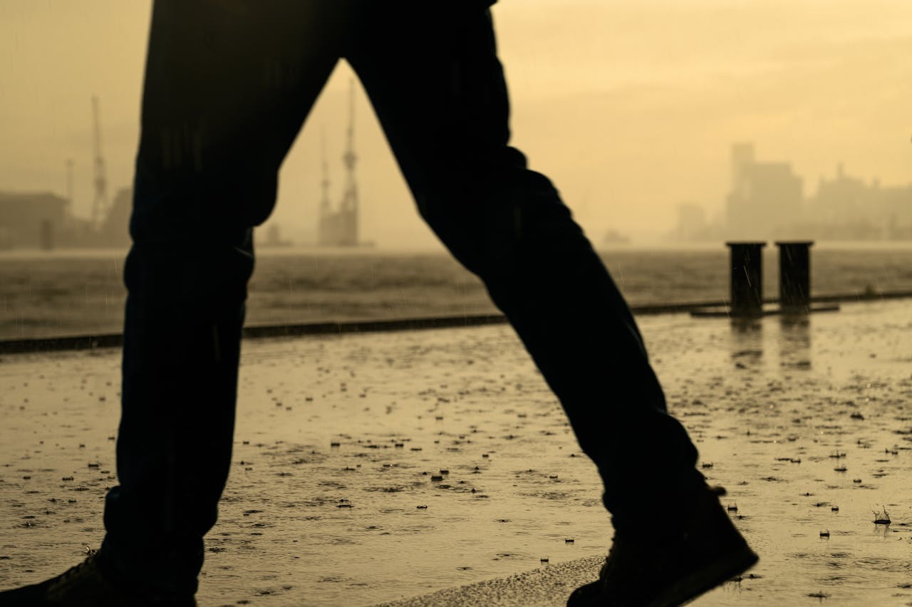 Un homme marchant sous la pluie | Source : Pexels