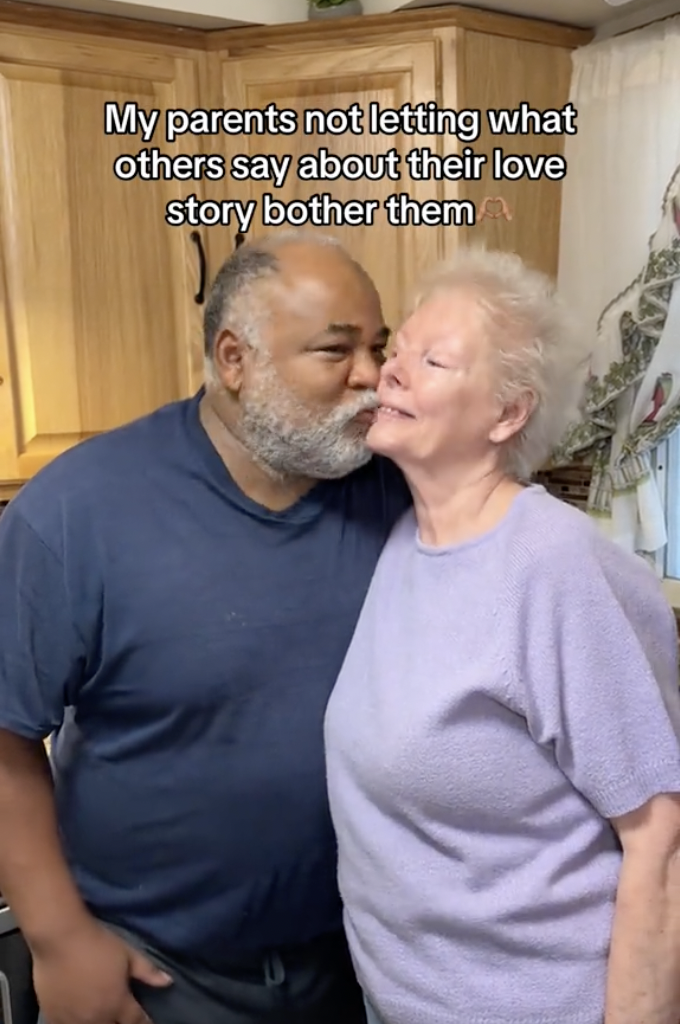 Les parents d'Alicia Holloway partagent un baiser dans un clip qu'Alicia a partagé en mars 2024 | Source : tiktok/aliciamaeholloway