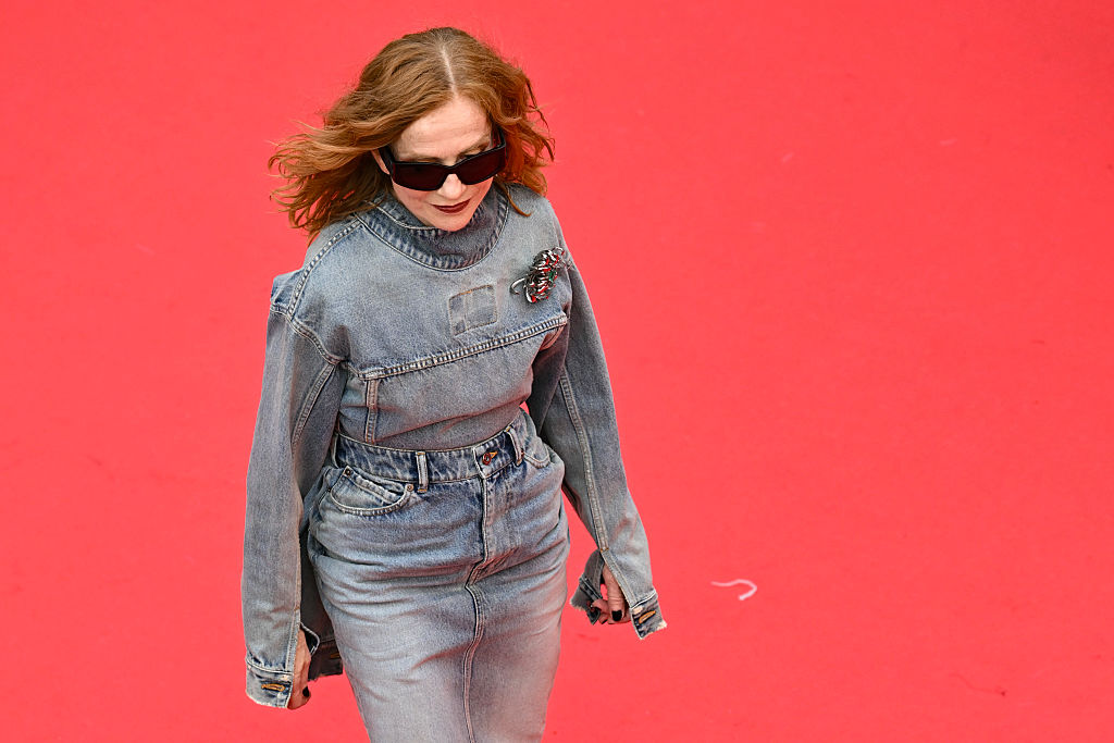 L'actrice française Isabelle Huppert arrive à la projection du film "Highest 2 Lowest" lors de la 78e édition du Festival de Cannes à Cannes, dans le sud de la France, le 19 mai 2025. (Photo by Bertrand GUAY / AFP) (Photo by BERTRAND GUAY/AFP via Getty Images)