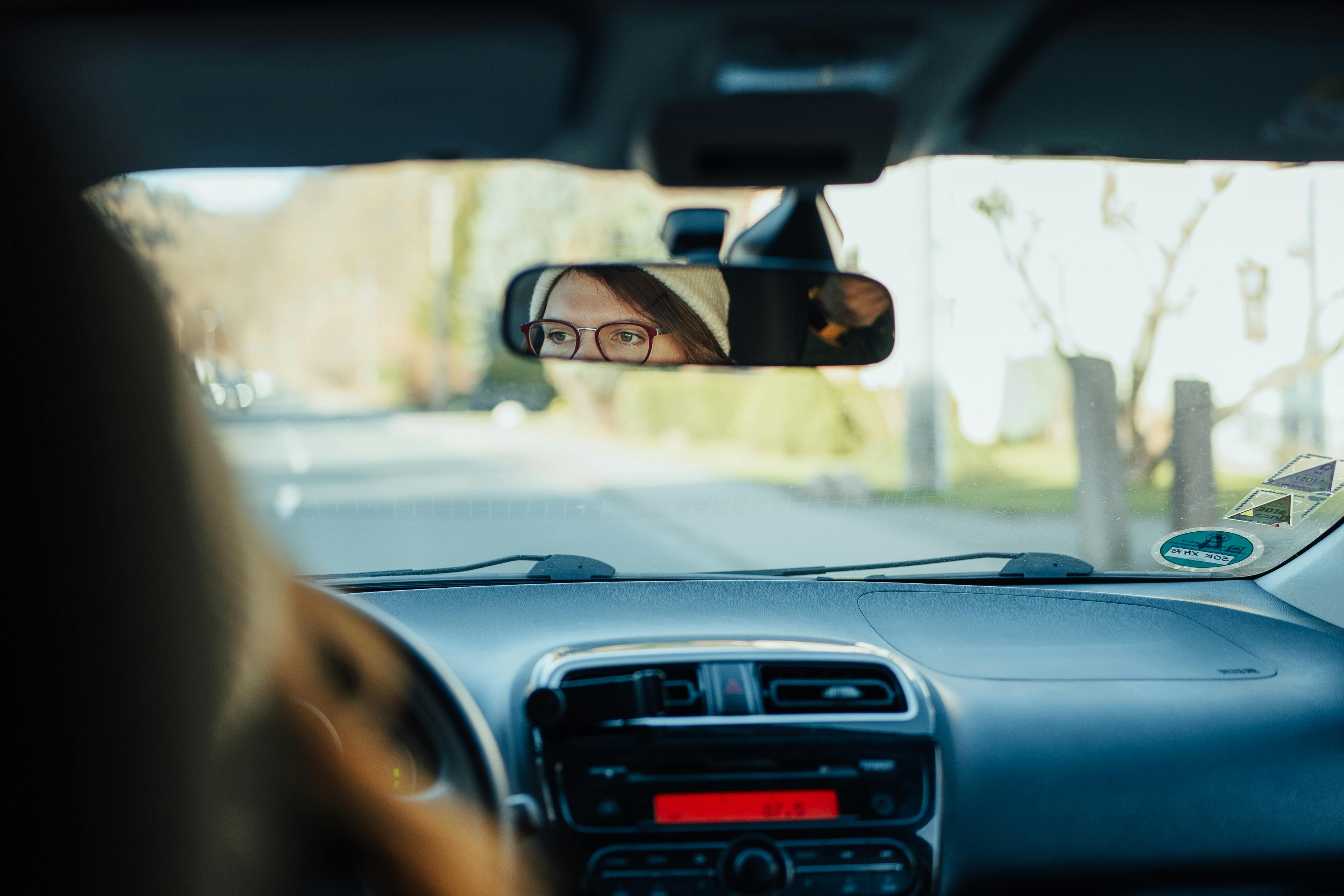 Une femme conduit une voiture | Source : Pexels