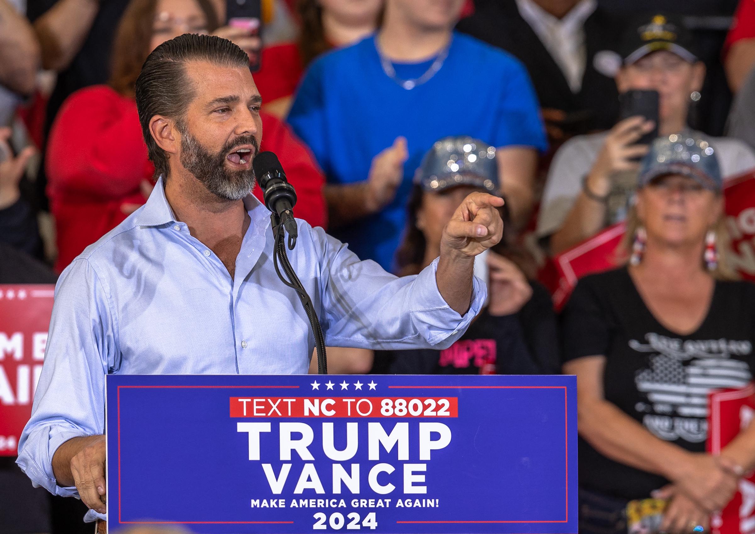 Donald Trump Jr. s'exprimant lors d'un rassemblement de campagne à Sanford, en Caroline du Nord, le 3 novembre 2024. | Source : Getty Images