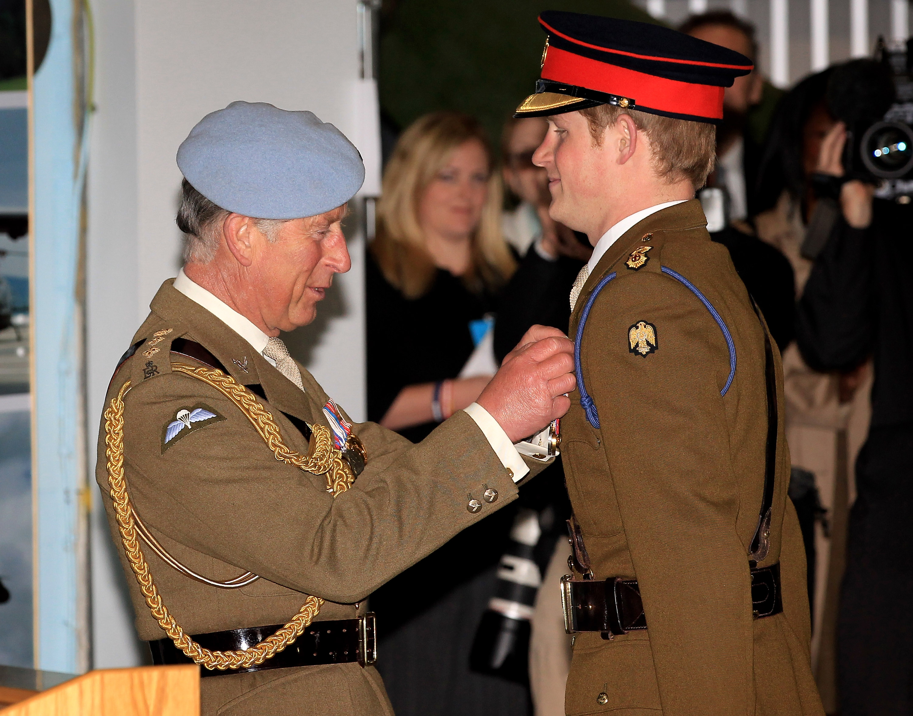 Le prince Charles remet à son fils, le prince Harry, ses ailes de pilote lors de la remise des diplômes du cours de pilotage du prince Harry au centre d'aviation de l'armée, le 7 mai 2010 à Andover, en Angleterre | Source : Getty Images