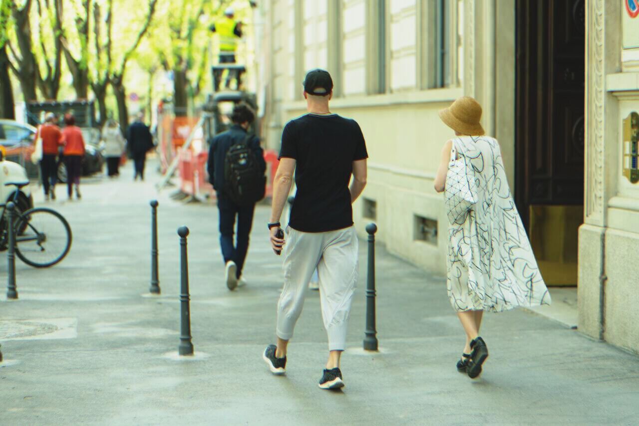 Un couple marchant dans la rue | Source : Shutterstock