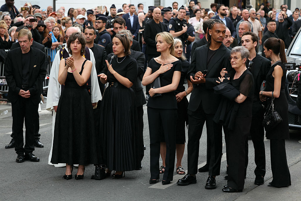 Manon Ardisson, Ninon Ardisson, Audrey Crespo-Mara, et Sekou Mara aux funérailles de Thierry Ardisson | Source : Getty Images