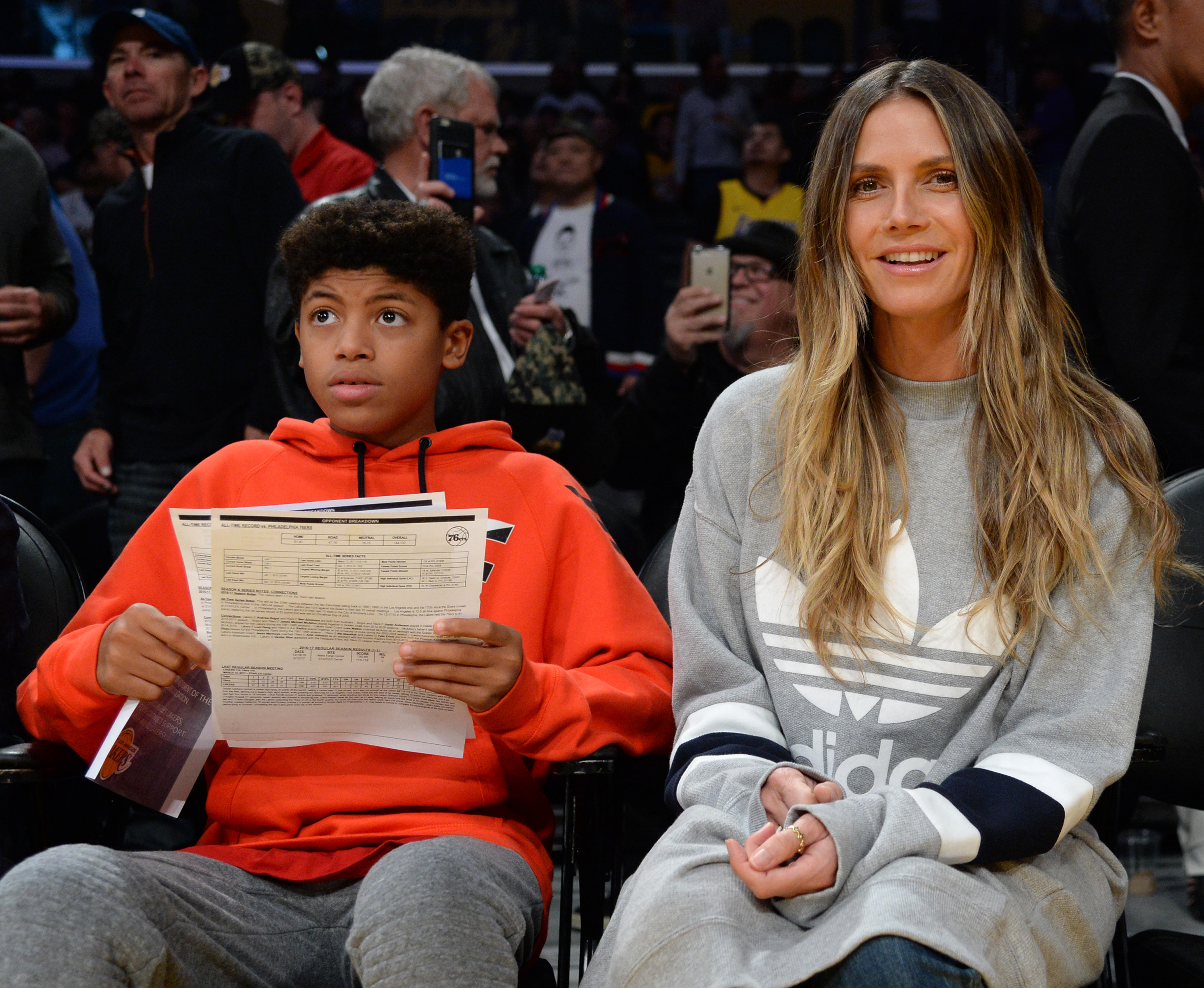 Heidi Klum et Henry Samuel lors d'un match de basket, le 15 novembre 2017, à Los Angeles, Californie | Source : Getty Images