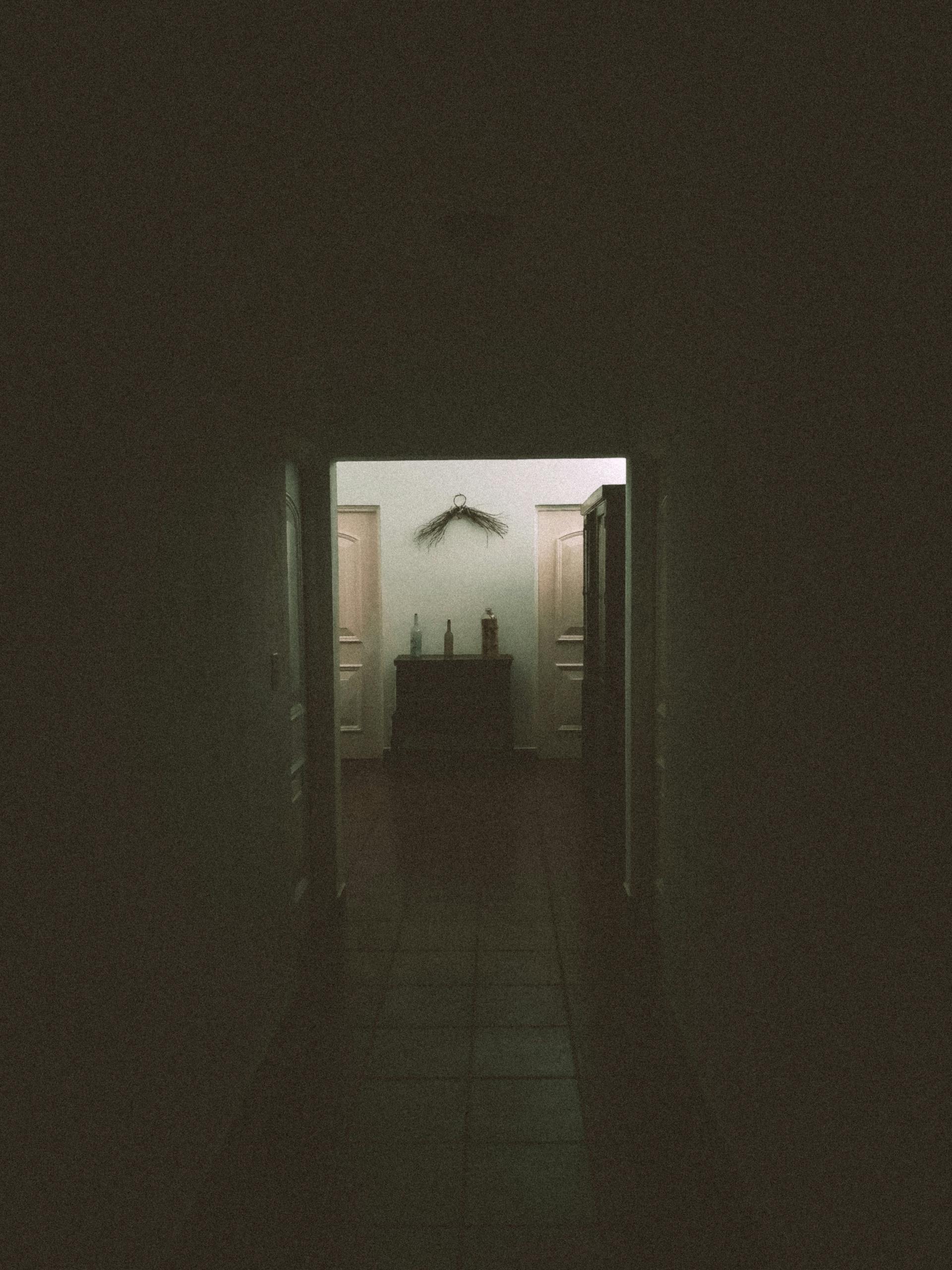 Un intérieur de maison la nuit | Source : Pexels