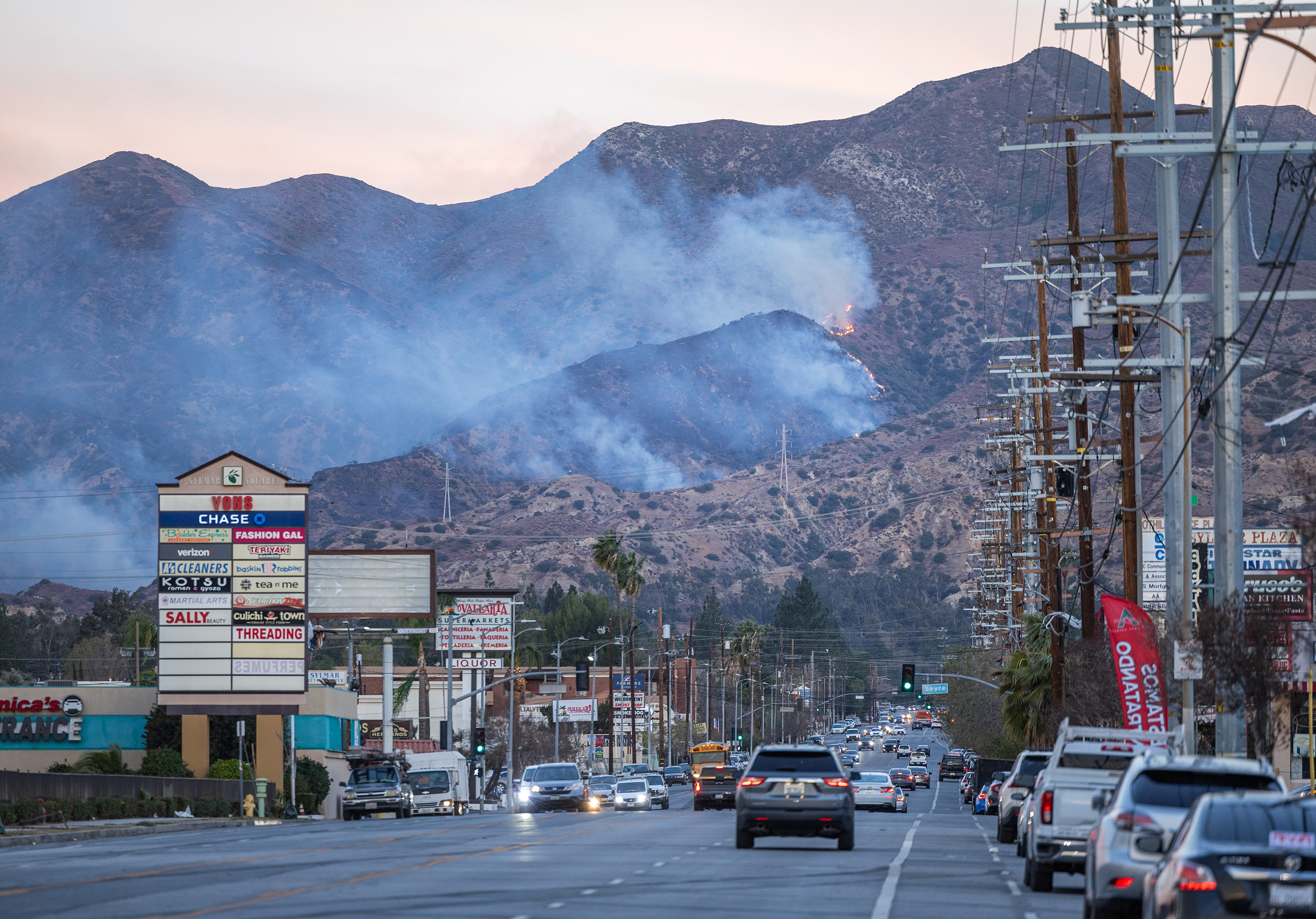 L'incendie Hurst brûlant les collines au-dessus de Sylmar, en Californie, le 8 janvier 2025. | Source : Getty Images