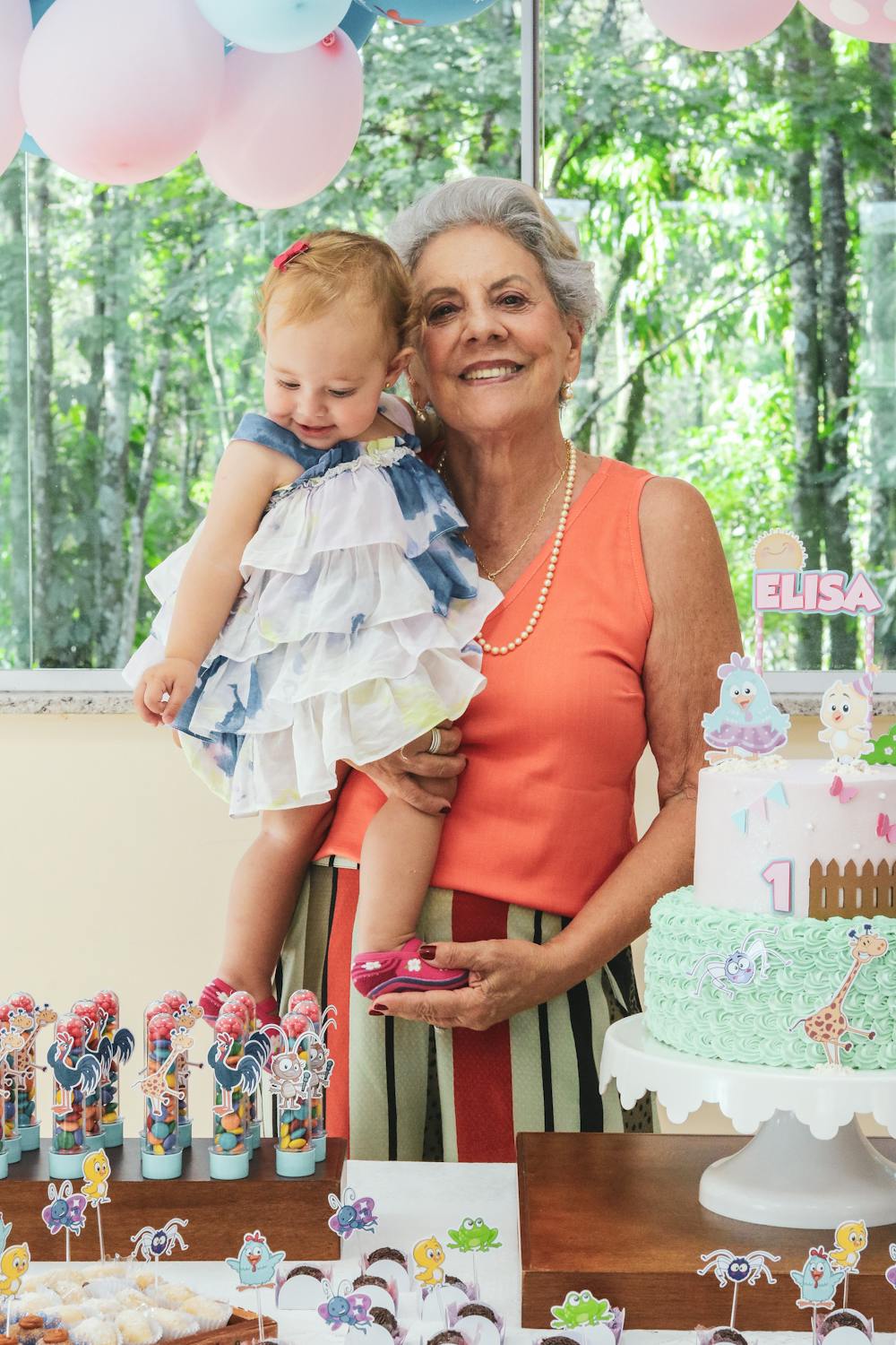 Une grand-mère tenant sa petite-fille dans ses bras | Source : Pexels