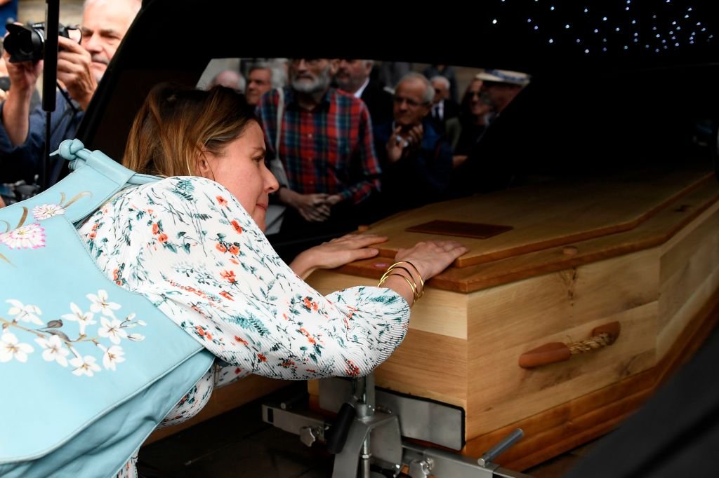 Olivia Mokiejewski devant le cercueil de son père Jean-Pierre Mocky, après la cérémonie funéraire à l'église Saint-Sulpice, à Paris, le 12 août 2019. І Sources : Getty Images