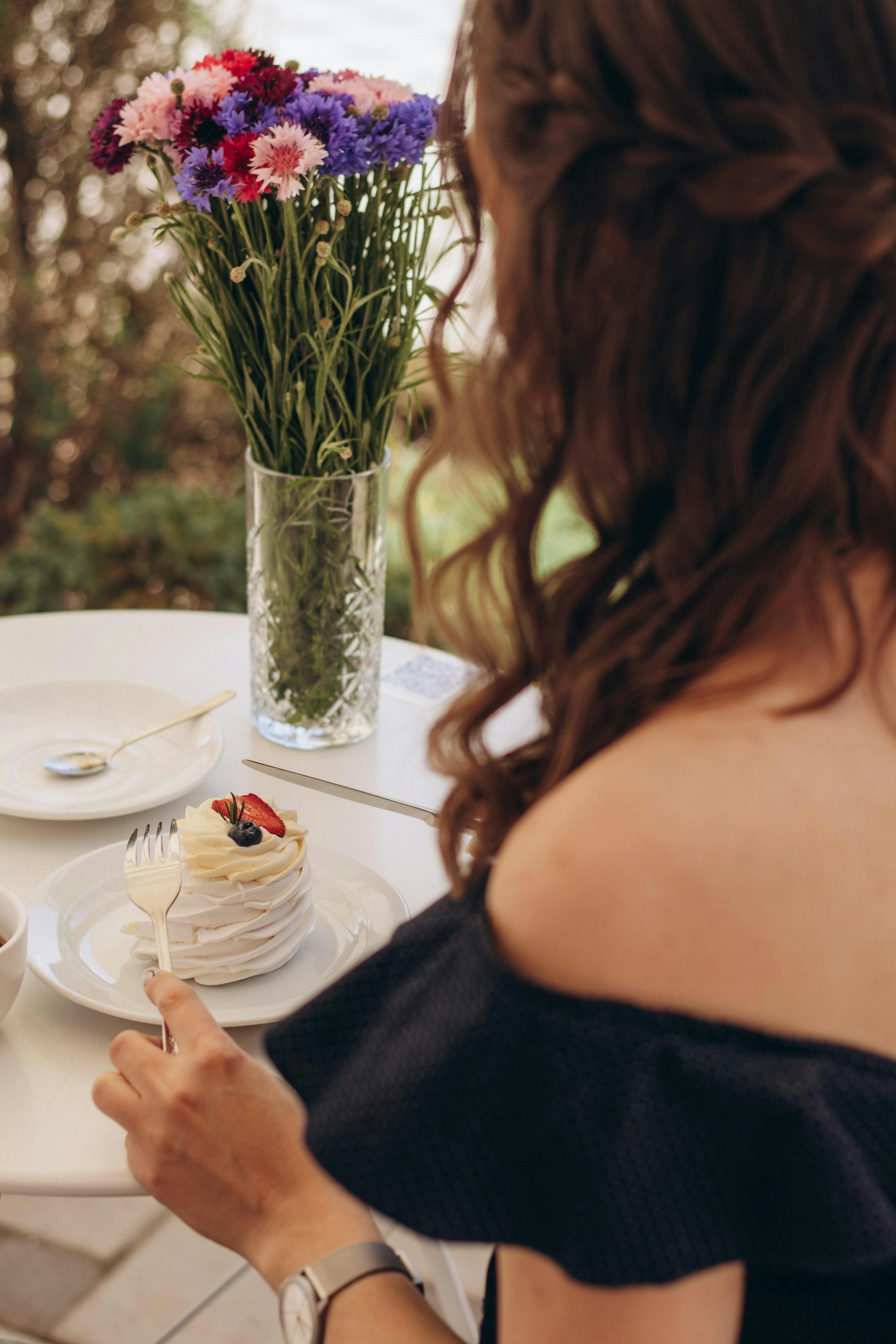 Une femme mangeant un gâteau | Source : Unsplash
