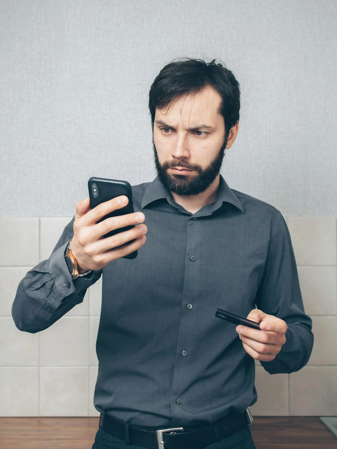 Un homme qui regarde son téléphone | Source : Pexels