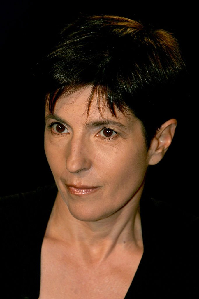 Aurelie Filippetti confers an Honorary of Officier de lOrdre des Arts et des Lettres to Christine Angot at Ministere de la Culture on June 19, 2013 in Paris, France. | Photo : Getty Images