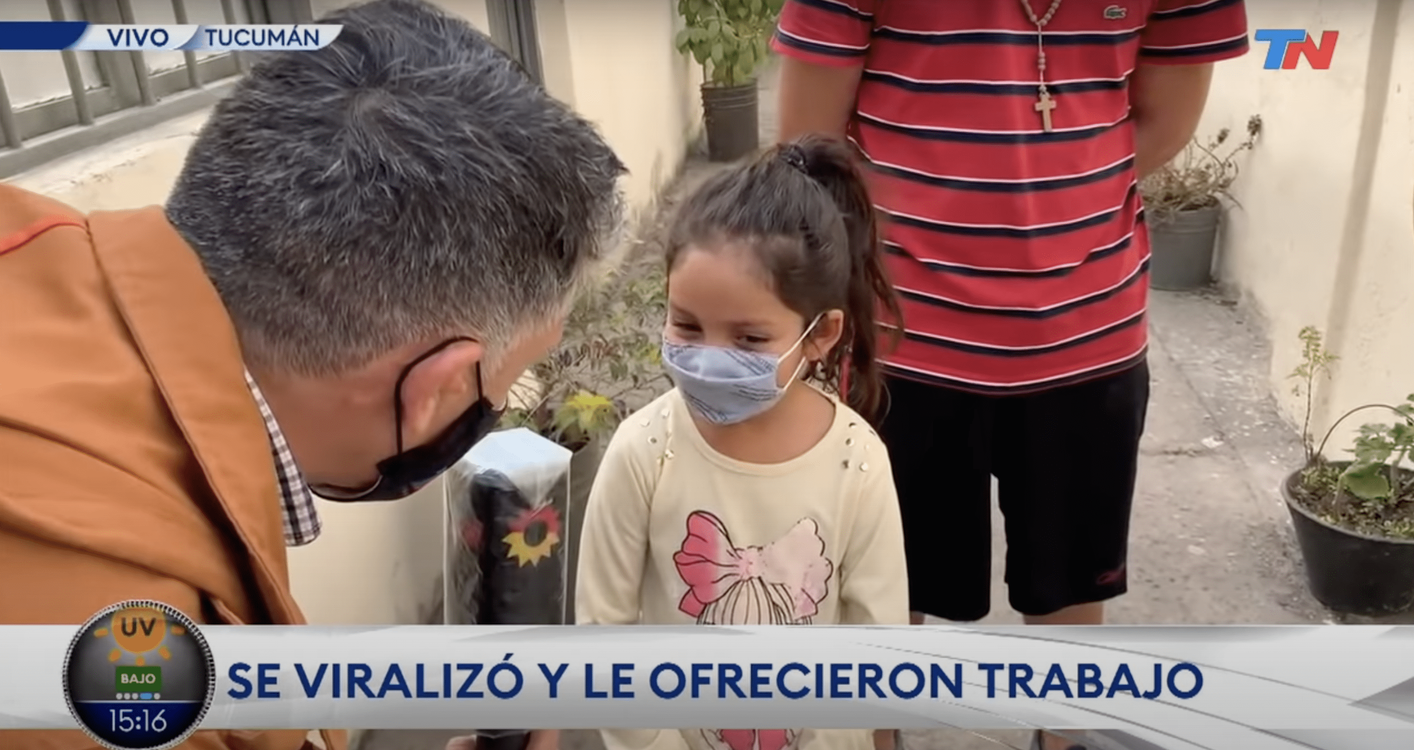 Un journaliste parle à une petite fille, Guadalupe | Source : YouTube.com/Todo Noticias