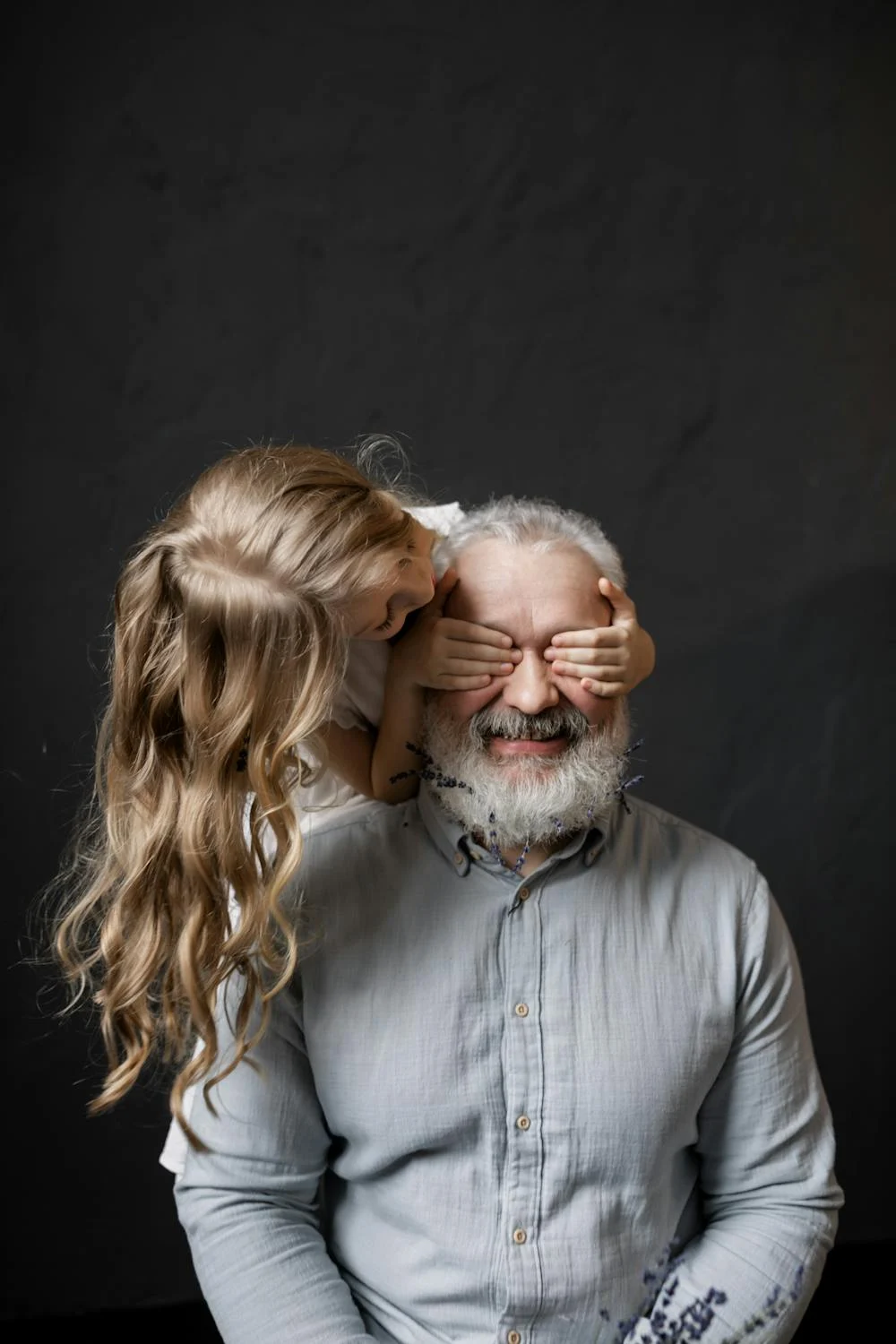 Un grand-père et sa petite-fille | Source : Pexels