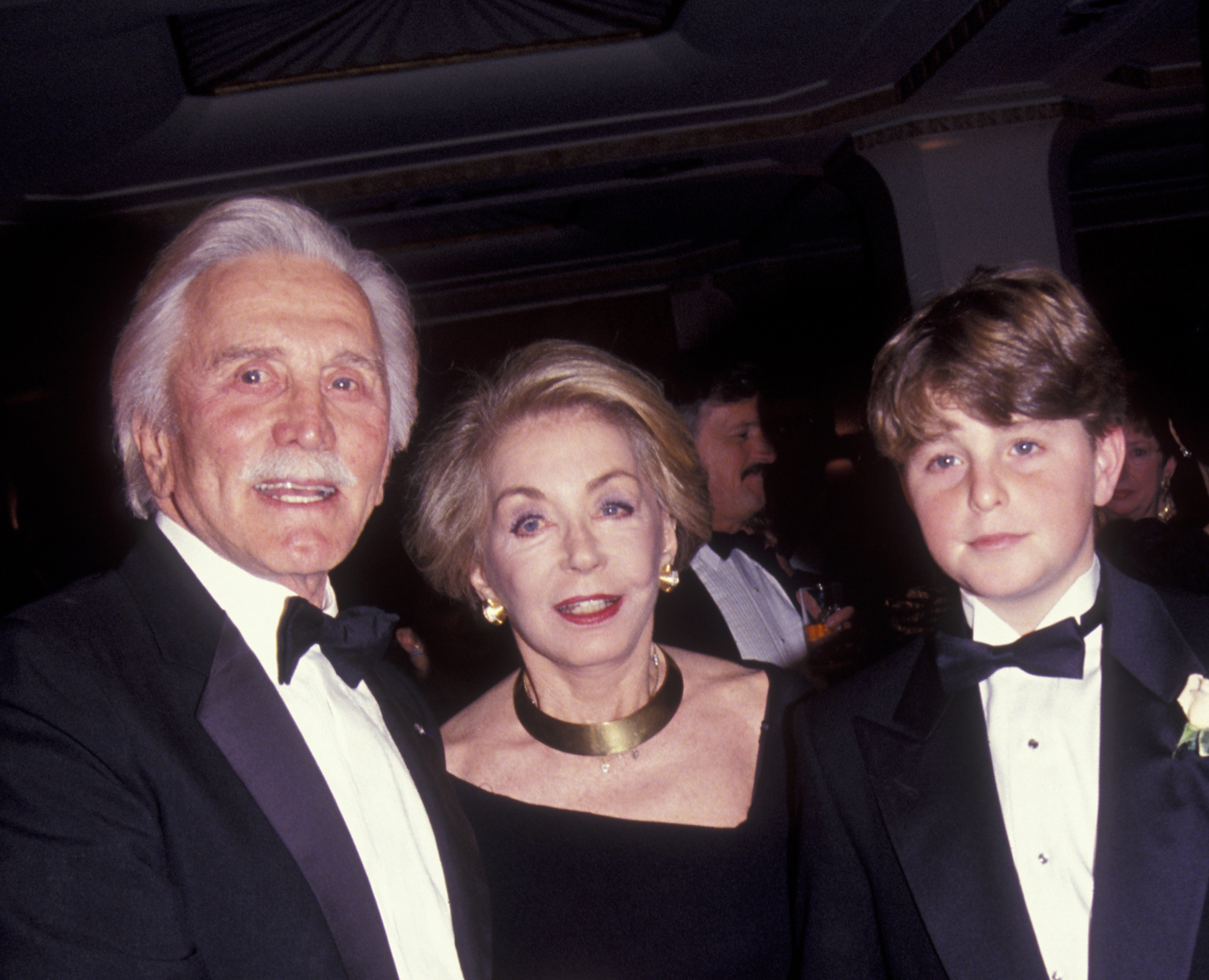 Kirk, Anne et Cameron Douglas à la huitième cérémonie annuelle de remise des prix humanitaires de la Croix-Rouge, le 13 novembre 1991, à New York. | Source : Getty Images