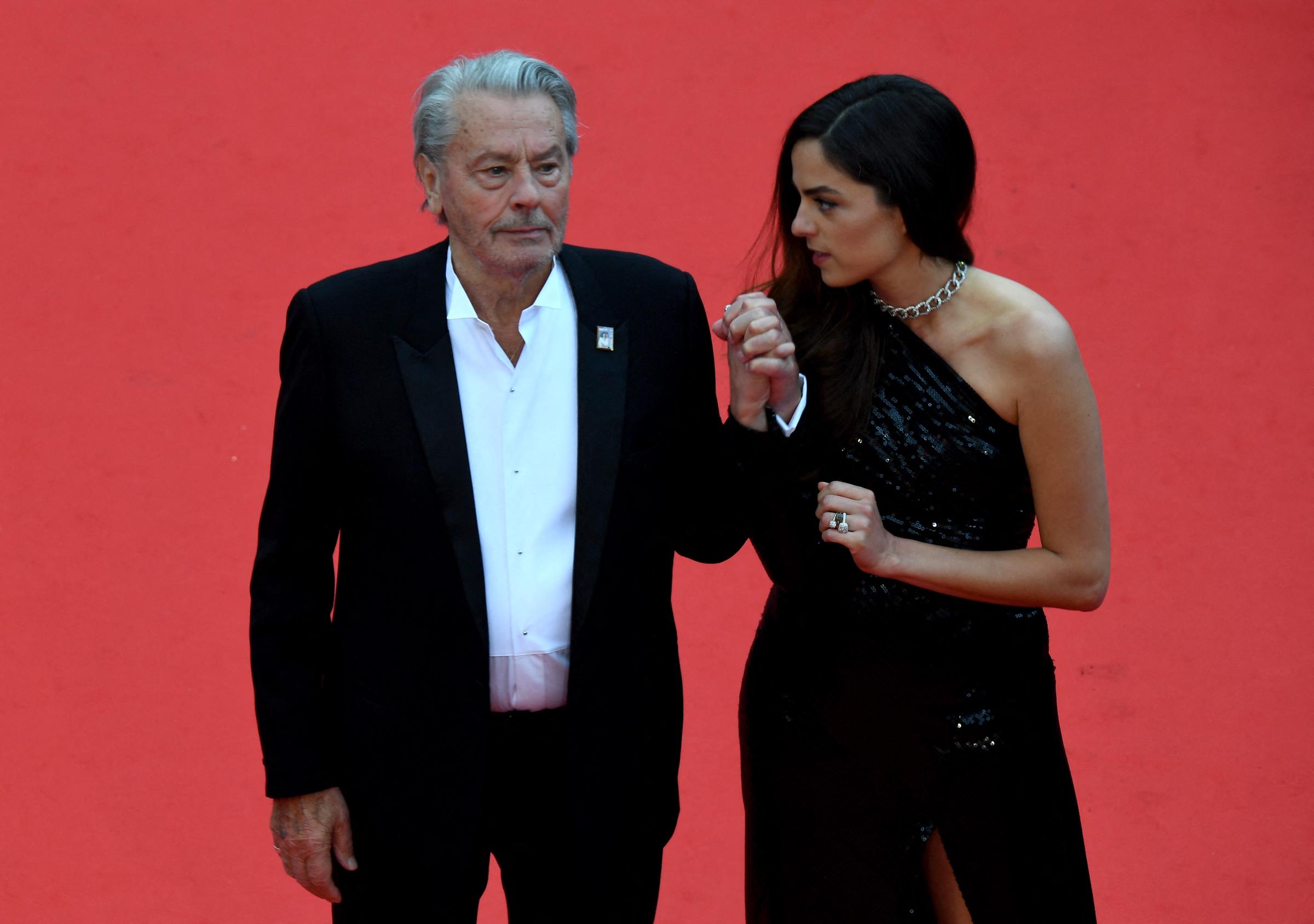 L'acteur français Alain Delon (à gauche) arrive avec sa fille, l'actrice française Anouchka Delon, pour recevoir la Palme d'or d'honneur lors de la 72e édition du Festival de Cannes, à Cannes, dans le sud de la France, le 19 mai 2019 I Source : Getty Images