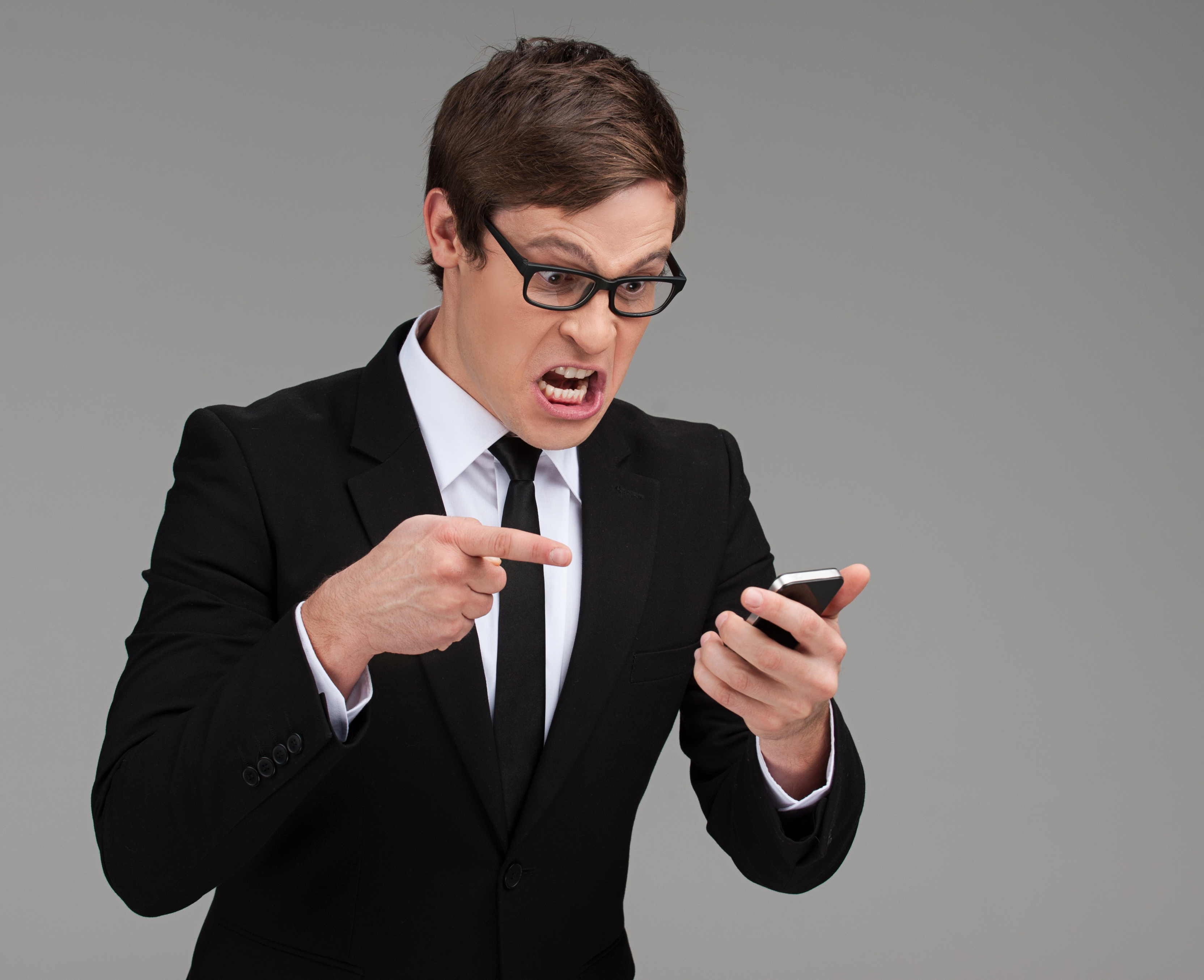 Un homme en colère criant sur un téléphone | Source : Shutterstock