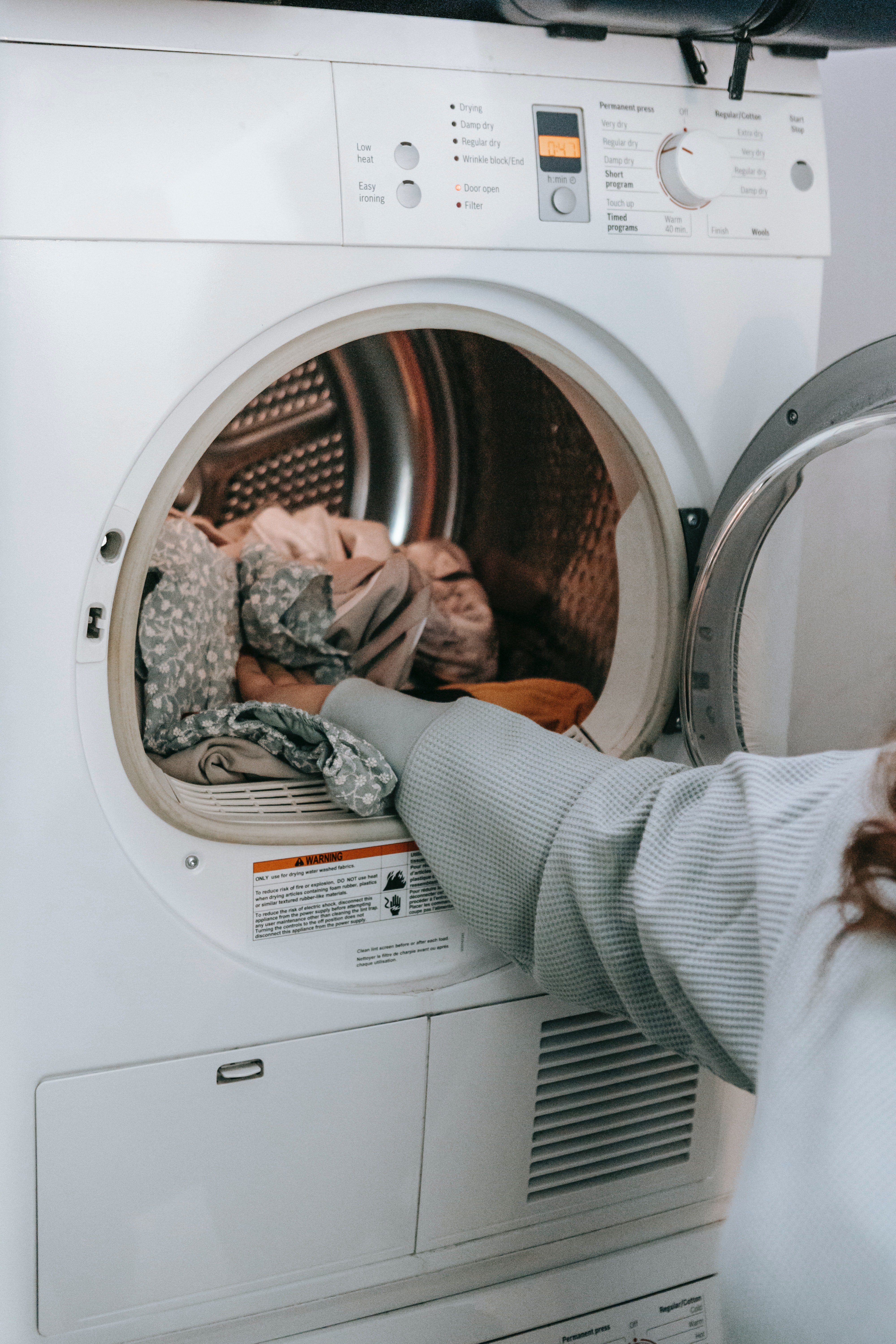 Lexi noticed something on Thomas' shirt while she was about to wash it. | Source: Pexels