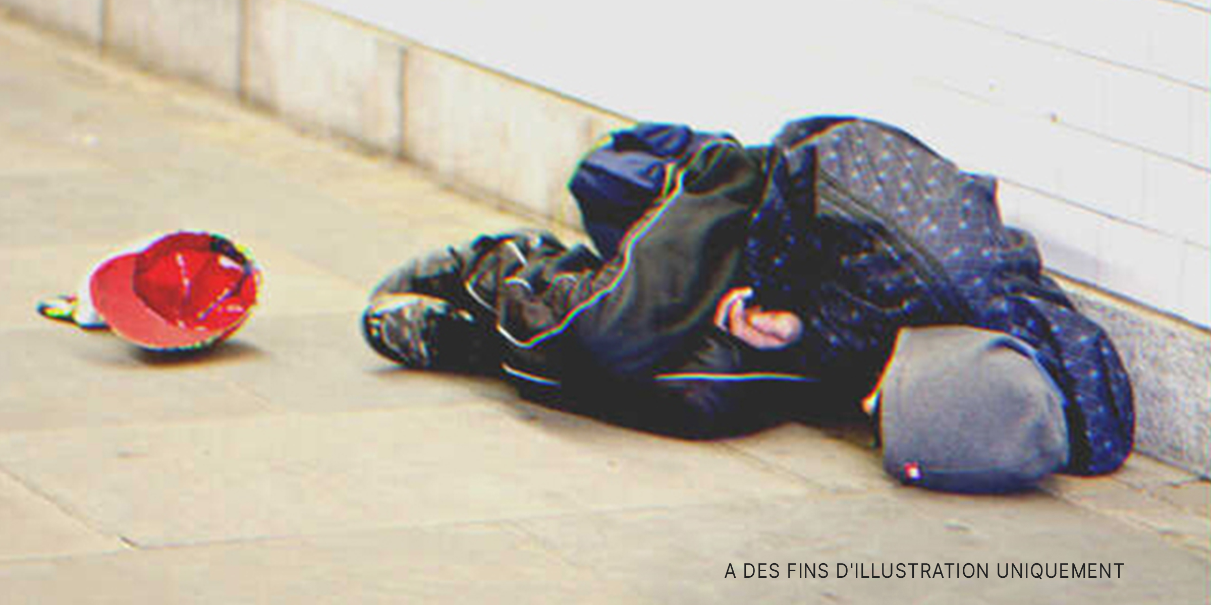 Un mendiant couché dans la rue | Source : Flickr / MJ Klaver