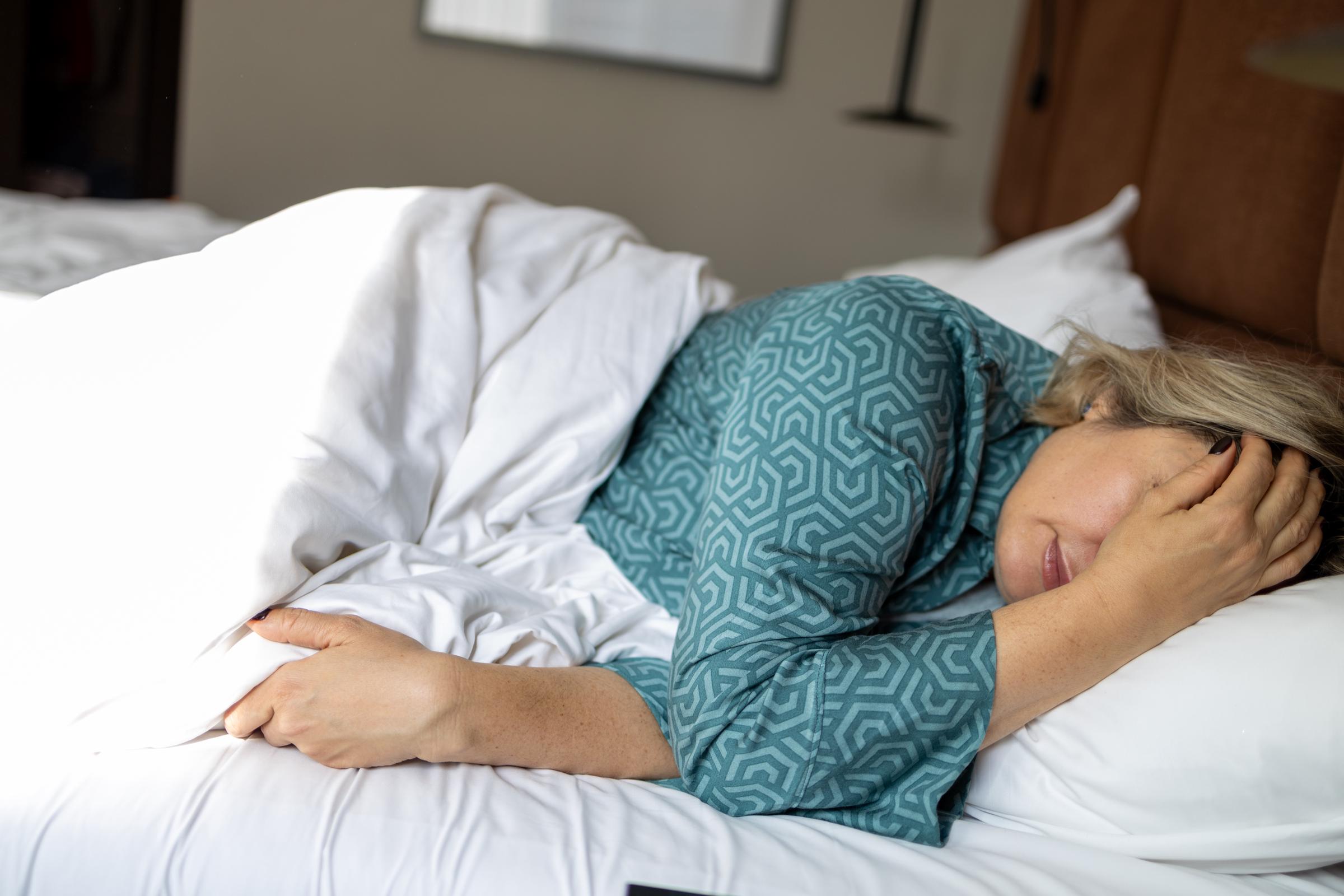Une femme qui dort dans son lit | Source : Getty Images