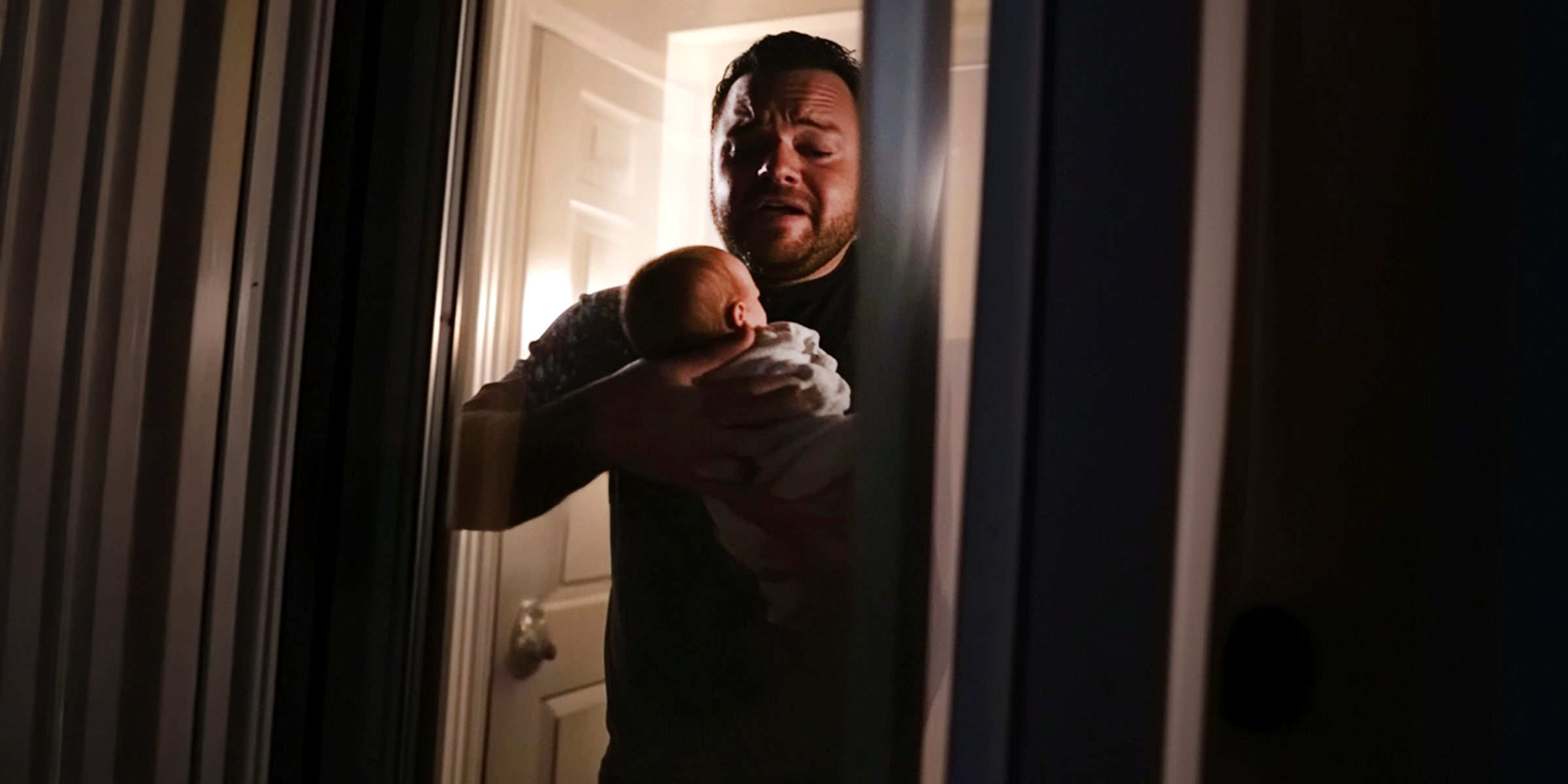 Un homme bouleversé avec un bébé | Source : The Celebritist