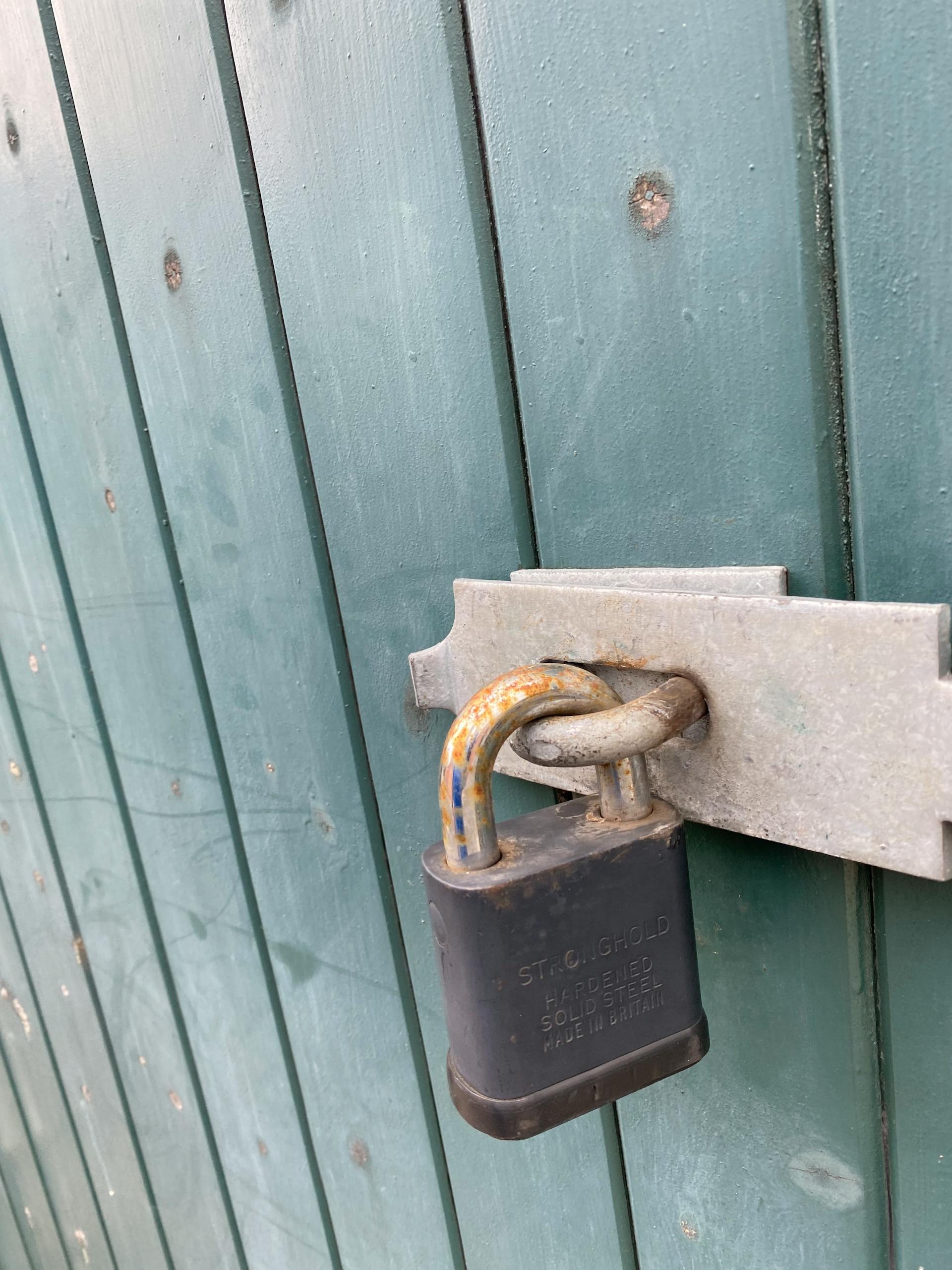 Une porte avec un cadenas | Source : Pexels