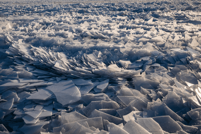 De magnifiques tessons de glace s'accumulent le long du lac Michigan. | YouTube/MLive
