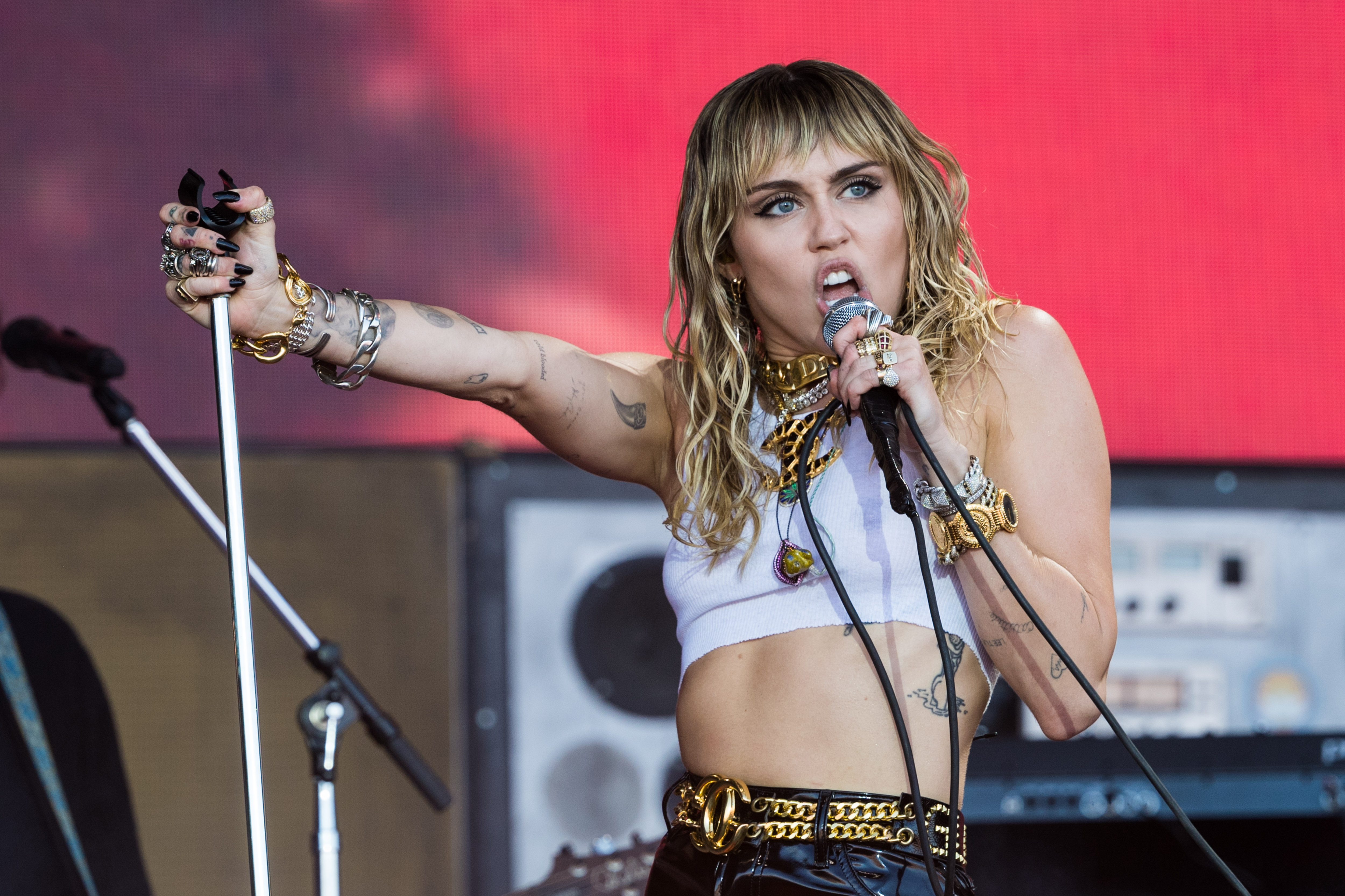 Miley Cyrus se produit sur la scène Pyramid lors du cinquième jour du festival de Glastonbury à Worthy Farm à Pilton, en Angleterre, le 30 juin 2019 | Source : Getty Images