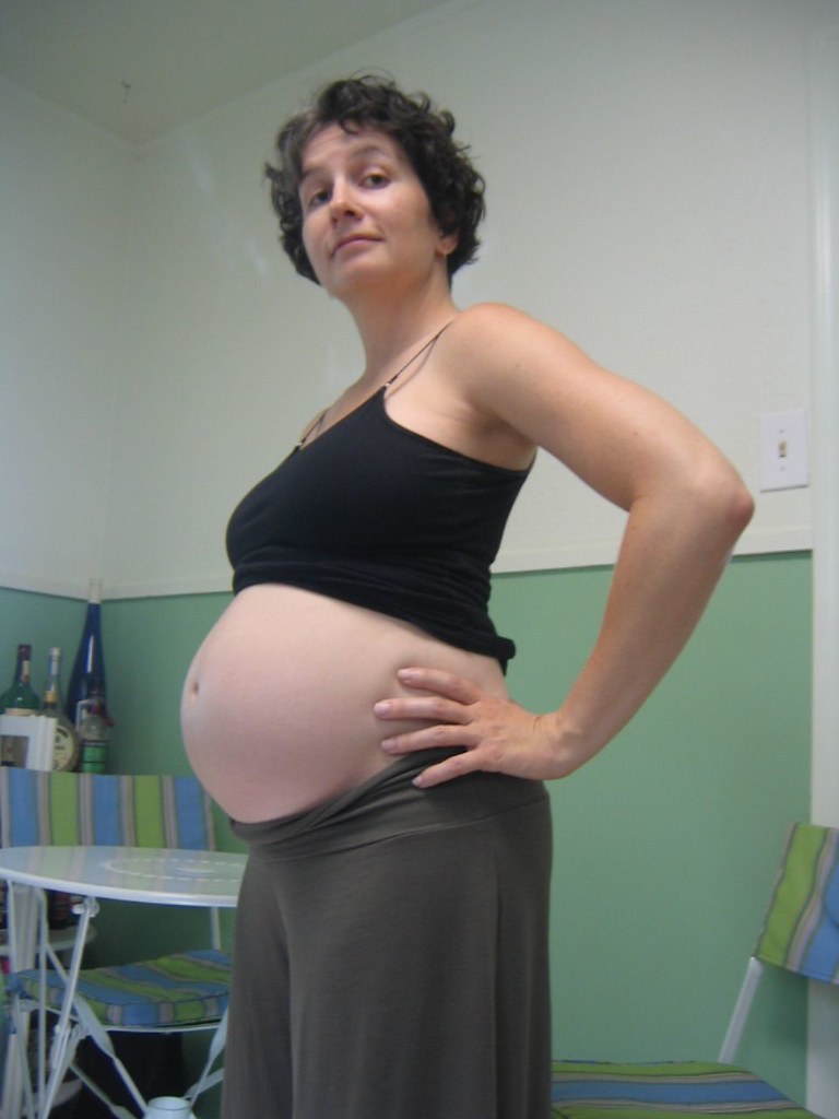 Une femme enceinte montrant son baby bump | Source : Flickr