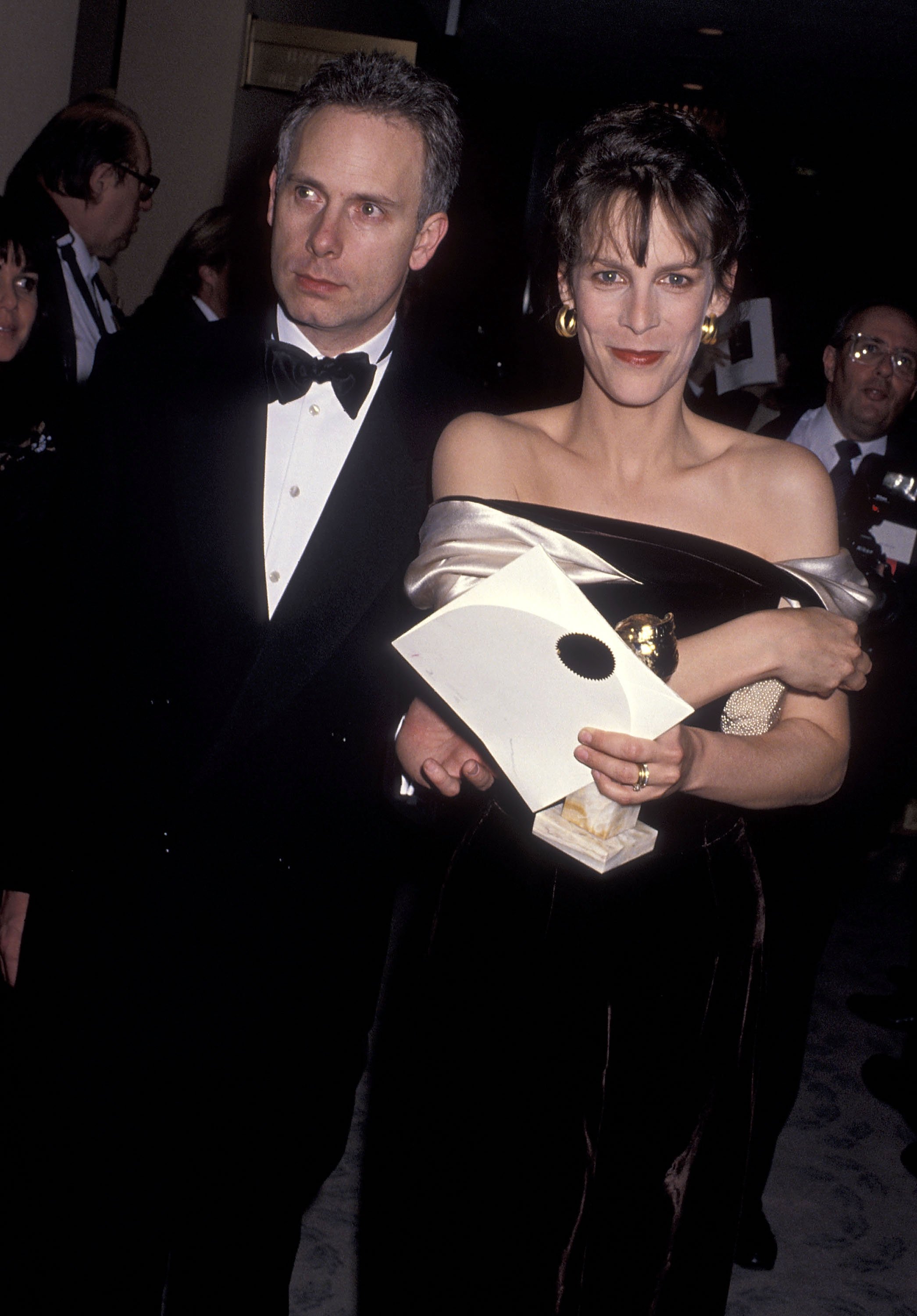 L'acteur et scénariste Christopher Guest et l'actrice Jamie Lee Curtis assistent à la 47e cérémonie annuelle des Golden Globe Awards le 20 janvier 1990 à l'hôtel Beverly Hilton de Beverly Hills, en Californie. | Source : Getty Images