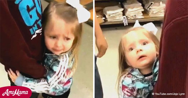 Une petite fille confond un mannequin de magasin avec son frère