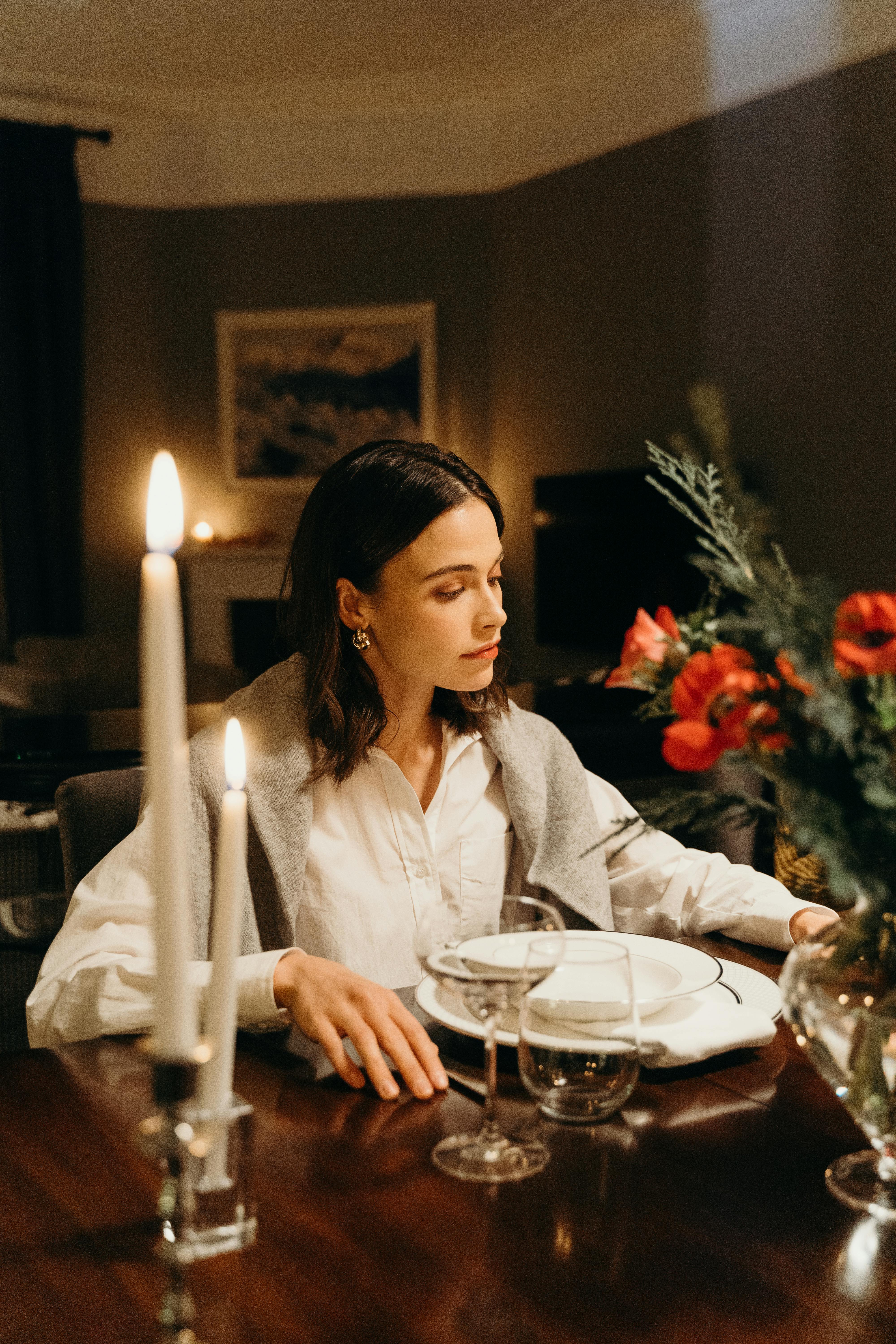 Une femme à une table à manger | Source : Pexels