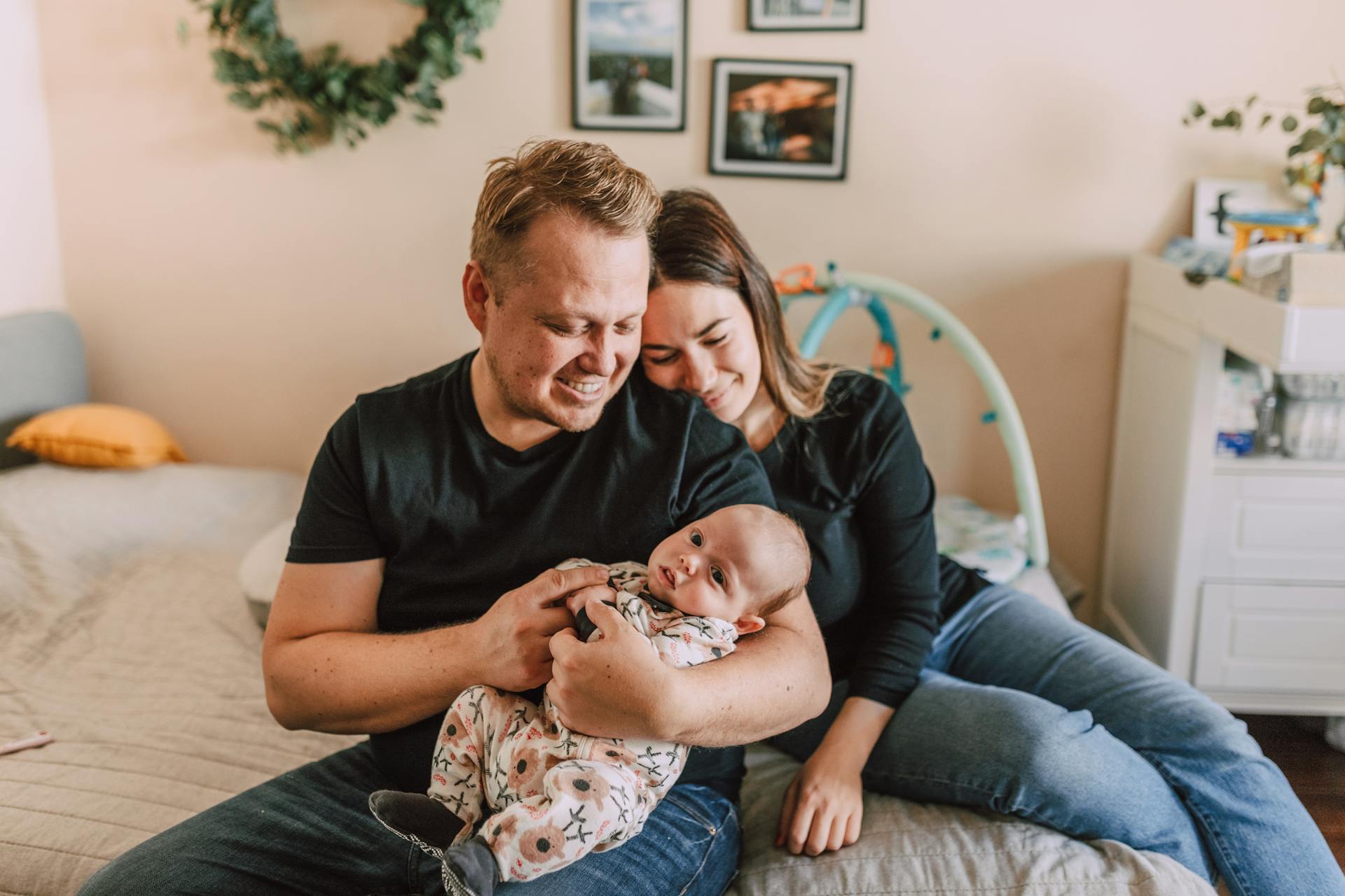 Un couple avec son bébé | Source : Pexels