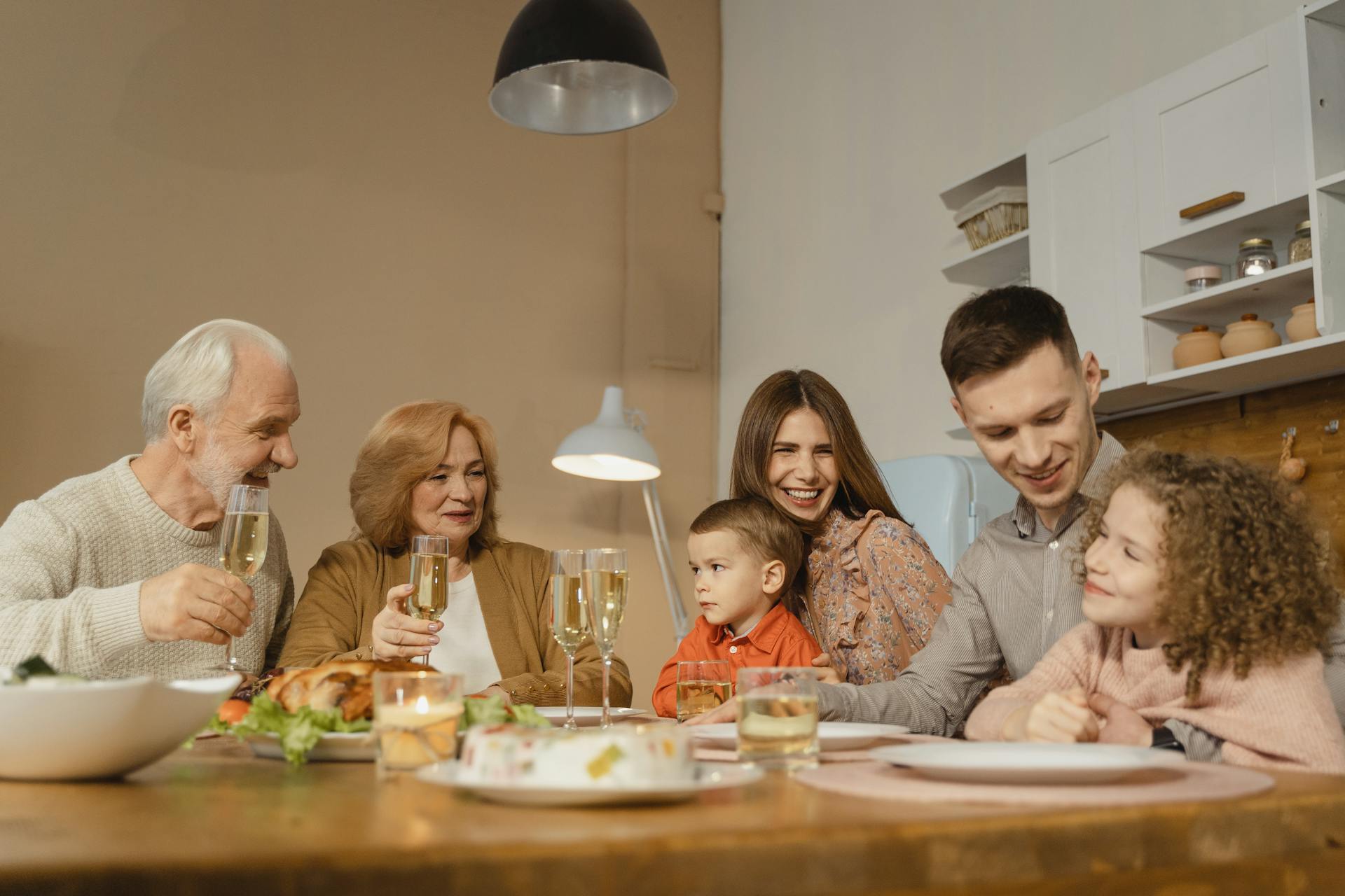 Une famille qui mange ensemble | Source : Shutterstock