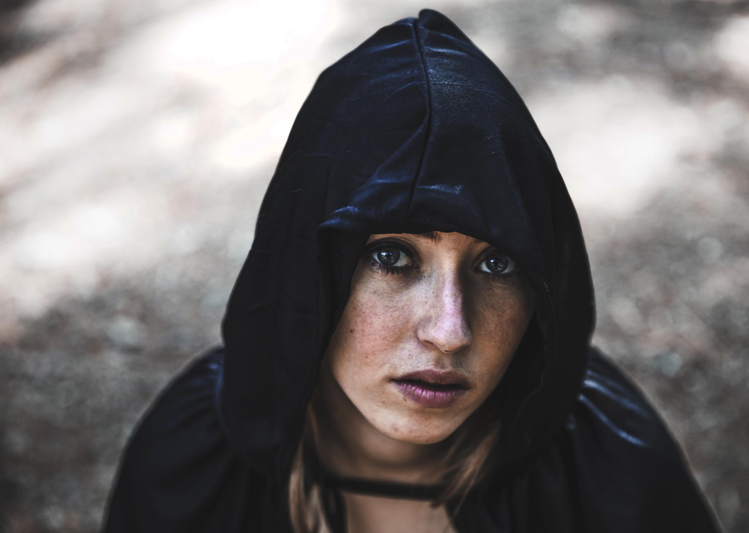 Une femme portant un sweat à capuche | Source : Freepik
