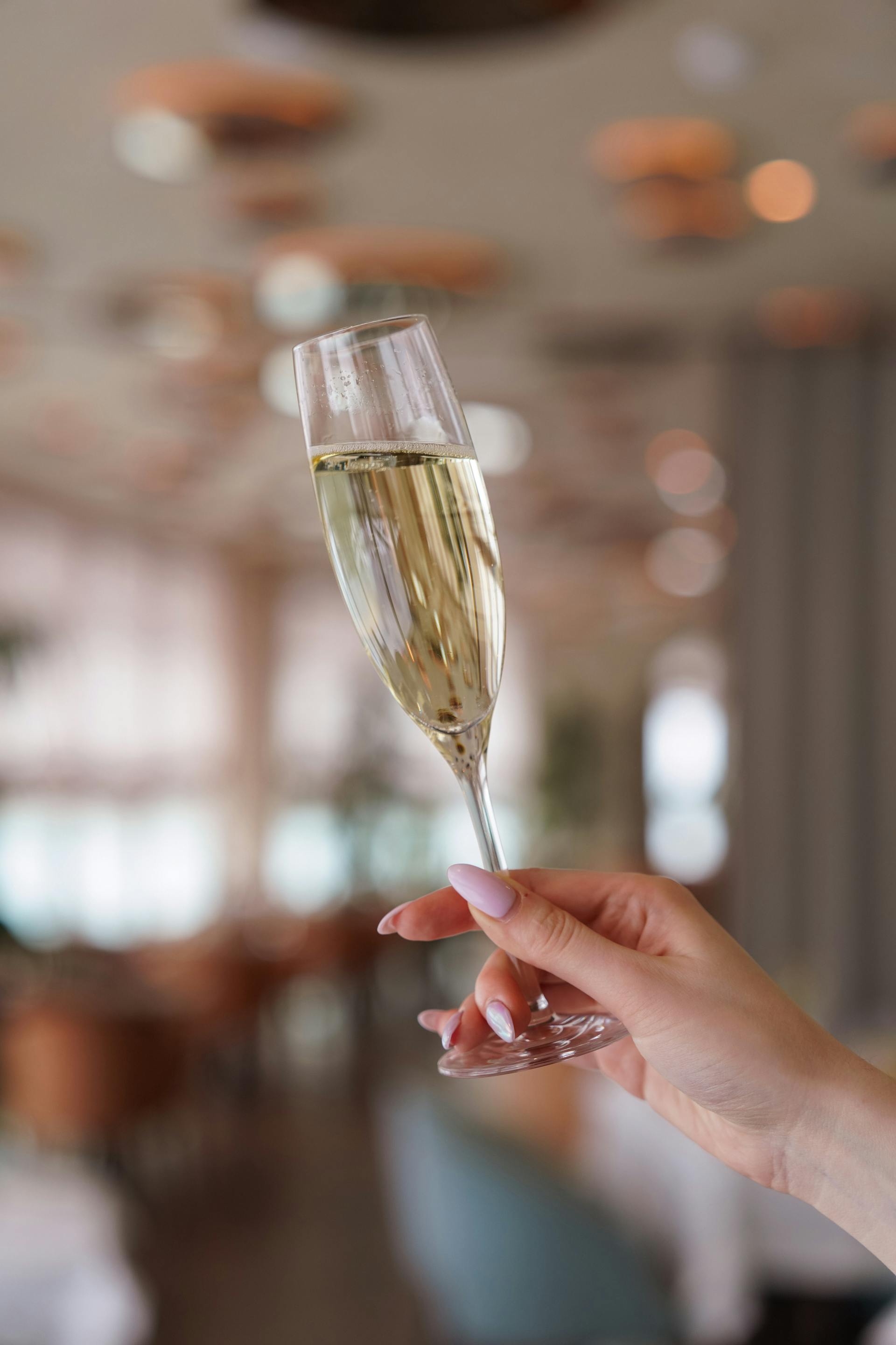 Une personne tenant une coupe de champagne | Source : Pexels