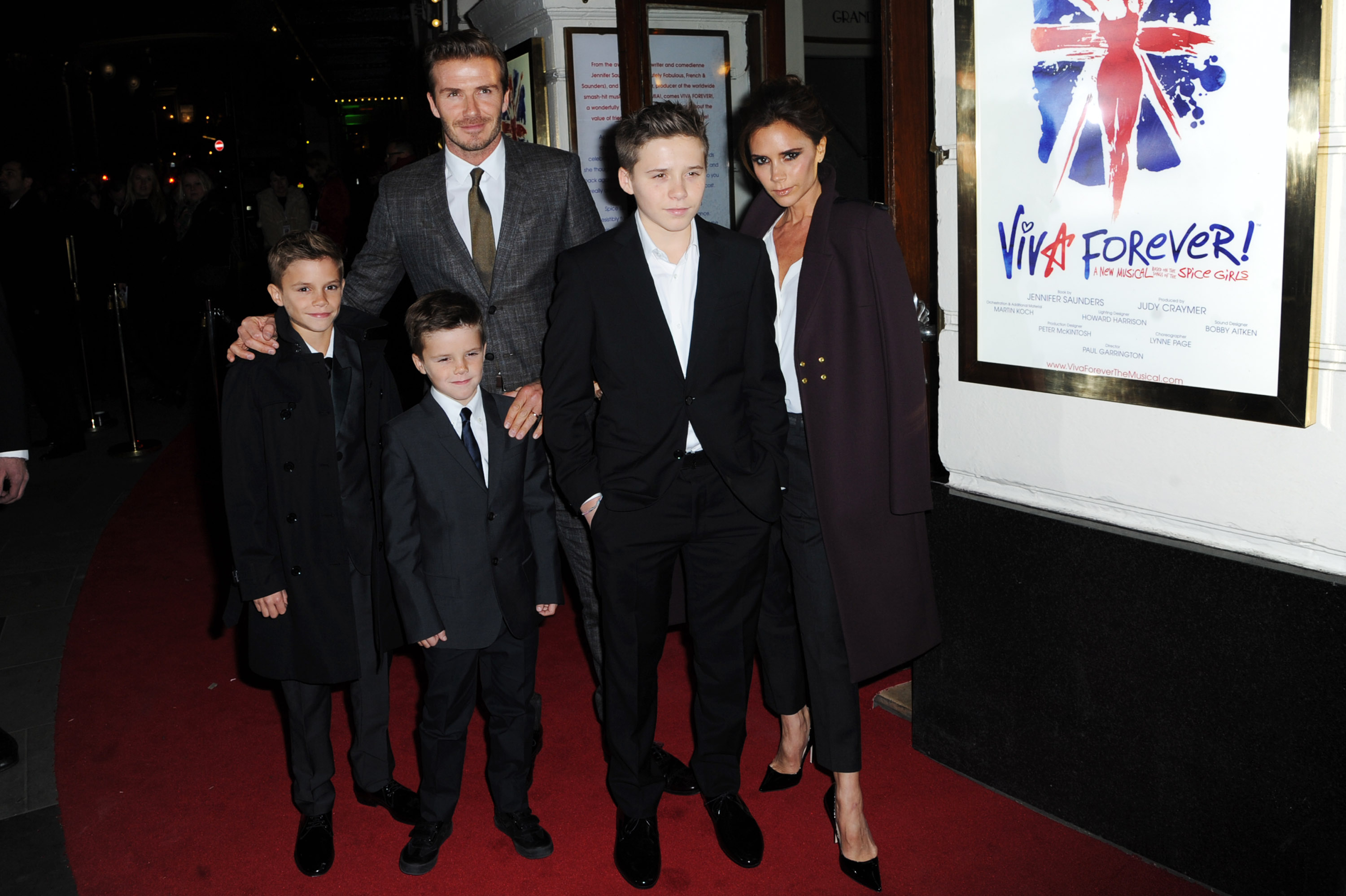 Romeo Beckham, Cruz Beckham, David Beckham, Brooklyn Beckham et Victoria Beckham assistent à la