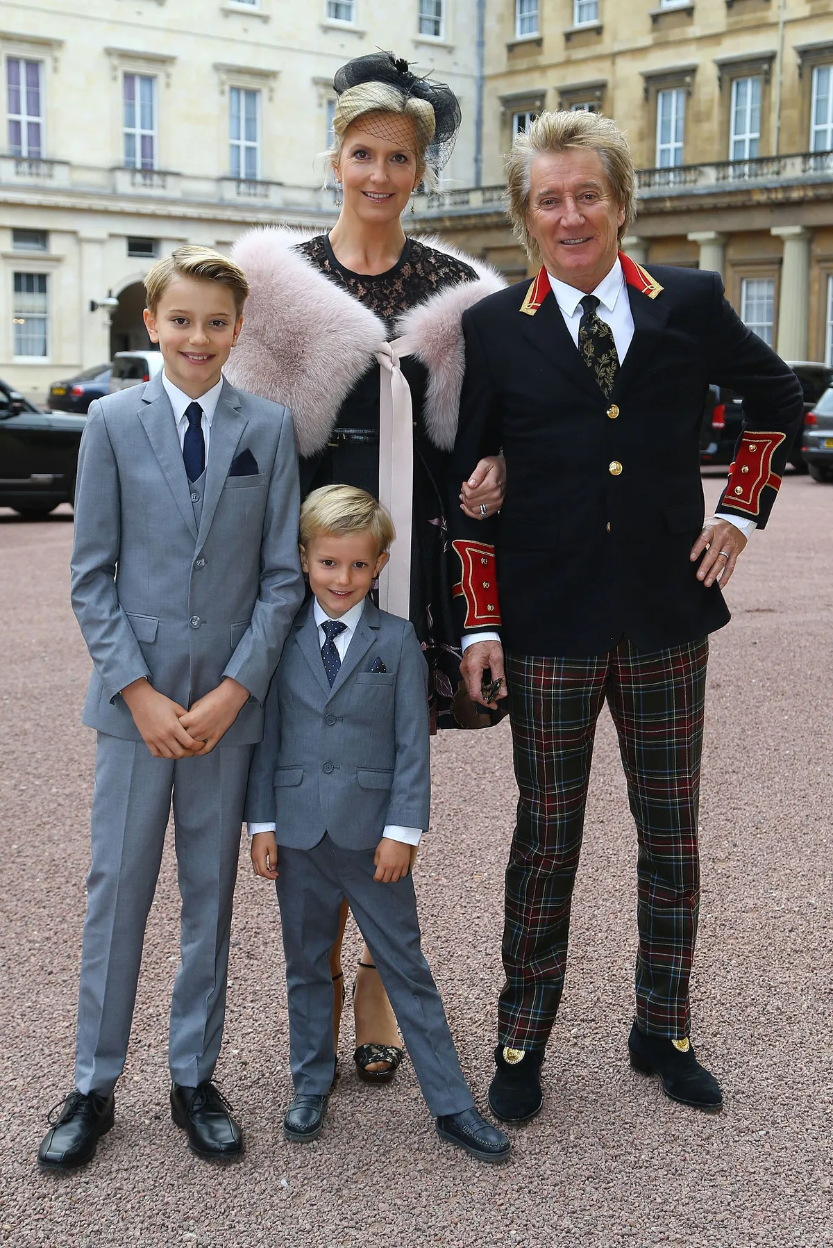 Rod Stewart et sa femme Penny Lancaster avec leurs enfants Alastair et Aiden à Londres en 2016 | Source : Getty Images
