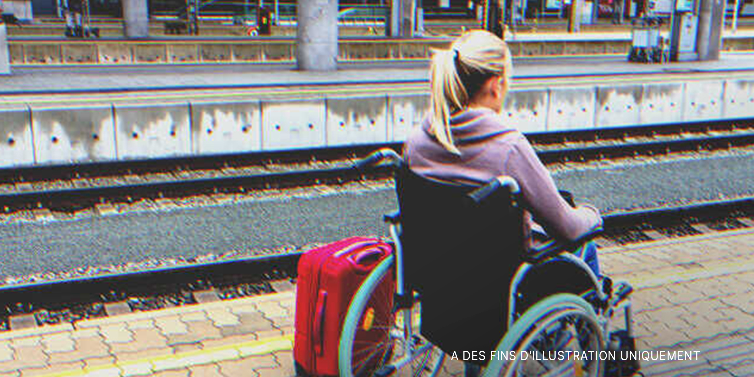 Femme en fauteuil roulant dans une gare. | Source : Shutterstock