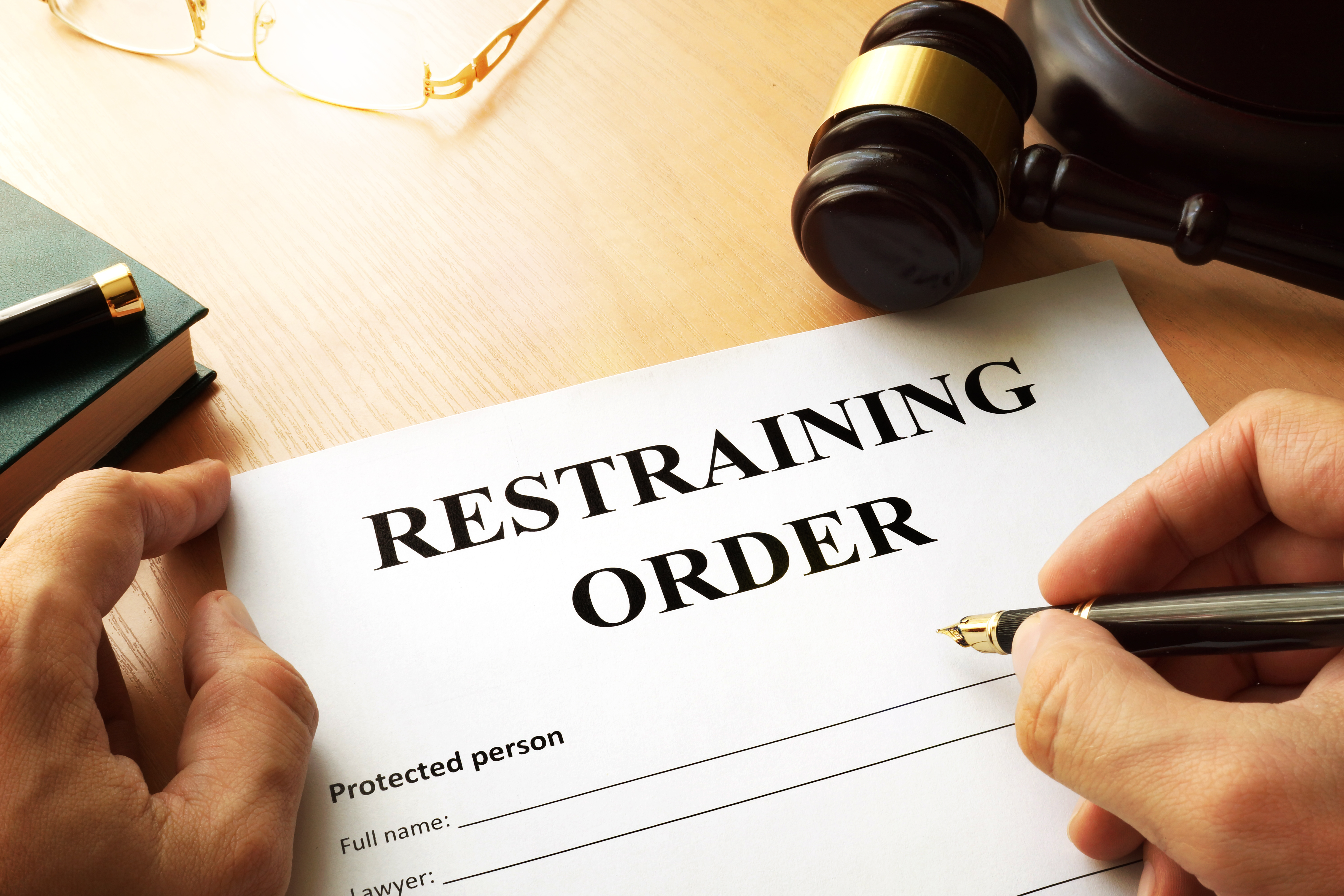 Une personne remplissant une ordonnance restrictive | Source : Getty Images