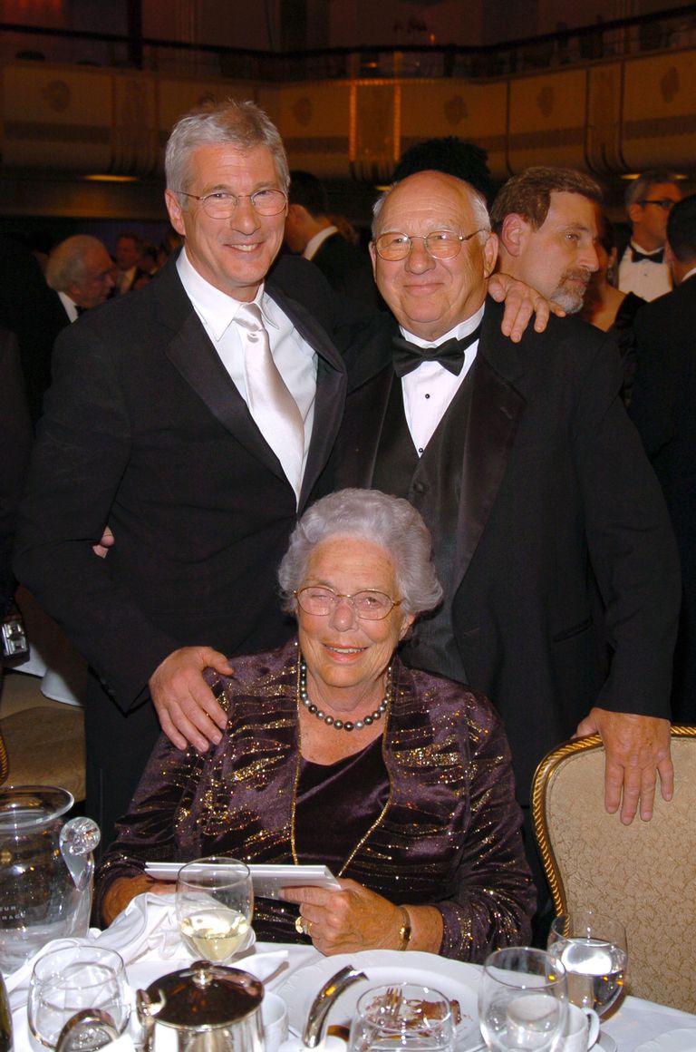  Richard Gere et sa mère Doris Gere. | Source : Getty Images
